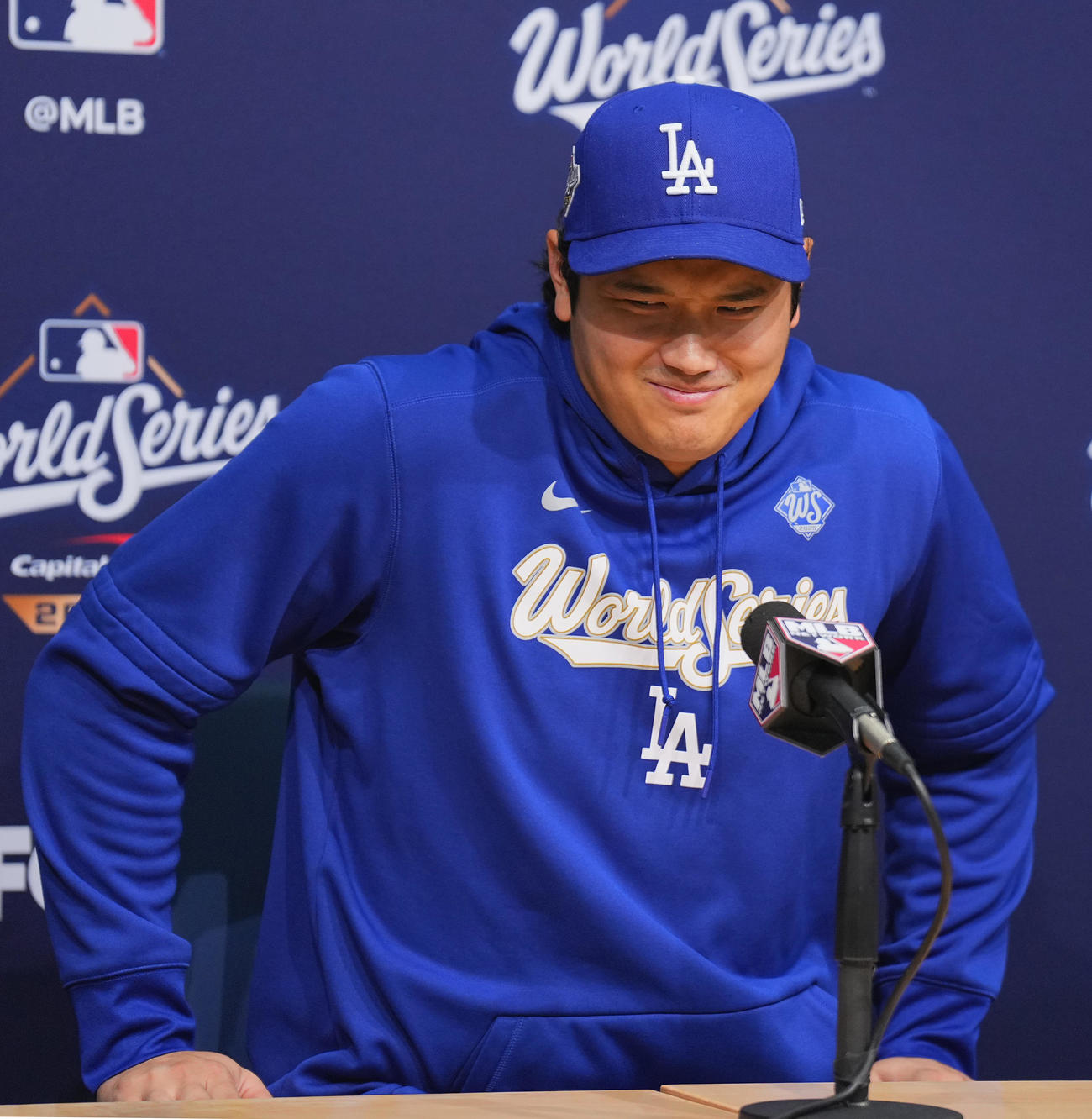 ワールドシリーズ第3戦前日練習　会見で笑顔を見せるドジャース大谷（撮影・菅敏）