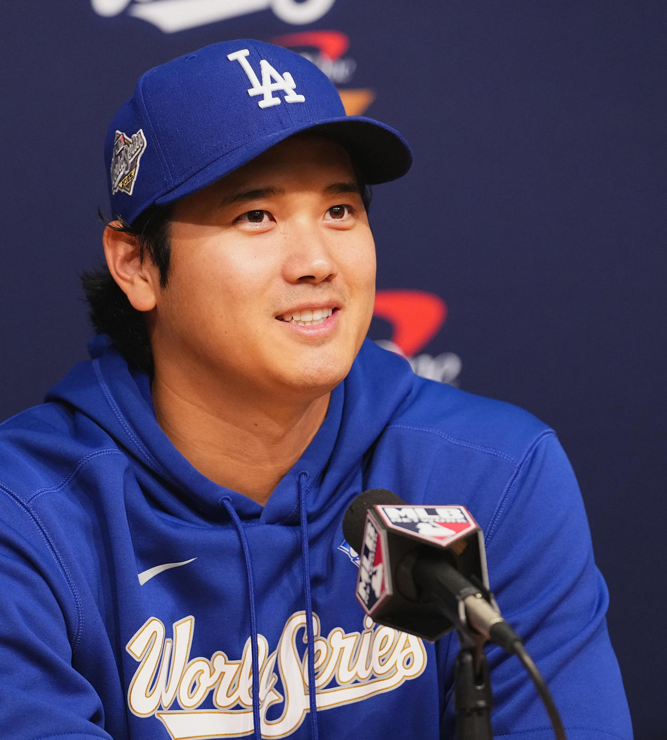 ワールドシリーズ第3戦前日練習　会見で記者の質問に答えるドジャース大谷（撮影・菅敏）