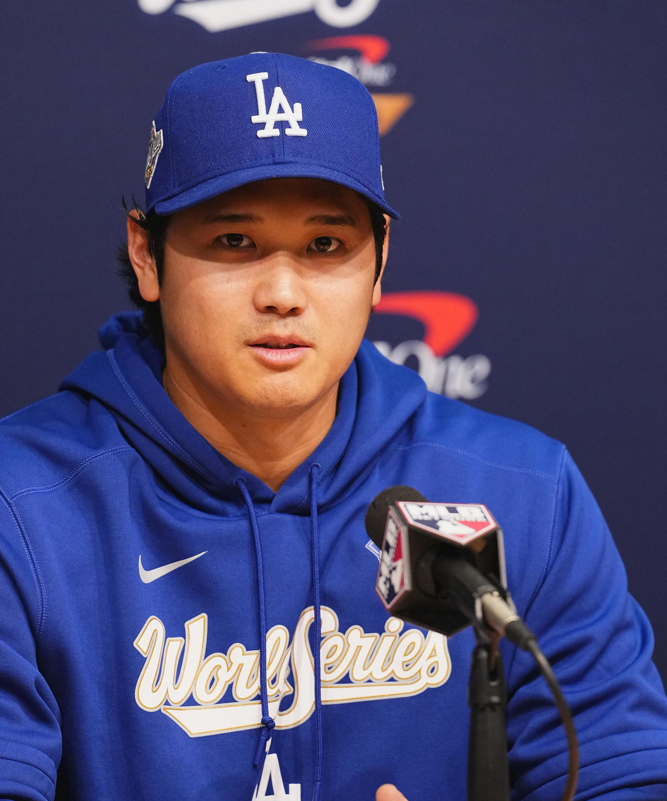 ワールドシリーズ第3戦前日練習　会見で記者の質問に答えるドジャース大谷（撮影・菅敏）