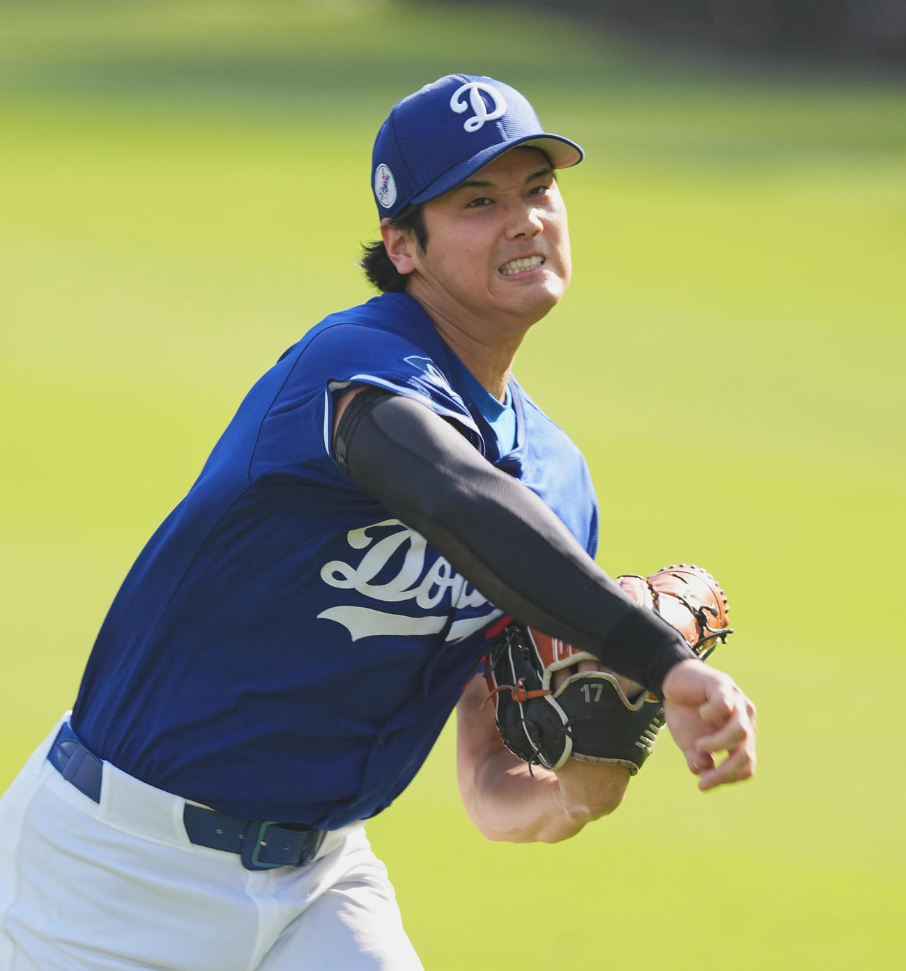 ワールドシリーズ第3戦、試合前、キャッチボールで調整するドジャース大谷（撮影・菅敏）