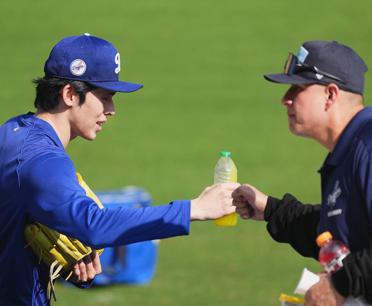 ワールドシリーズ第3戦、試合前の練習中に球場係員とタッチをするドジャース佐々木（撮影・菅敏）
