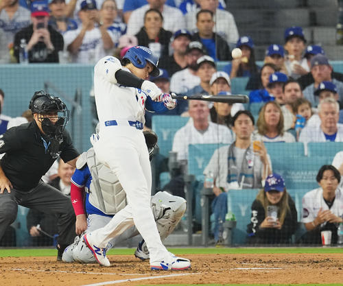 ドジャース対ブルージェイズ　3回裏ドジャース1死、右越えにソロ本塁打を放つ大谷（撮影・菅敏）