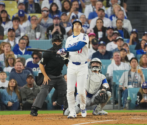 ドジャース対ブルージェイズ　3回裏ドジャース1死、右越えにソロ本塁打を放つ大谷（撮影・菅敏）