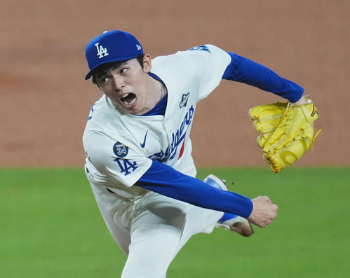 ドジャース対ブルージェイズ　8回途中から登板したドジャース佐々木（撮影・菅敏）