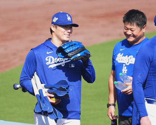 ワールドシリーズ第3戦、試合前の練習を終え、笑顔でロッカールームに戻るドジャース山本（撮影・菅敏）