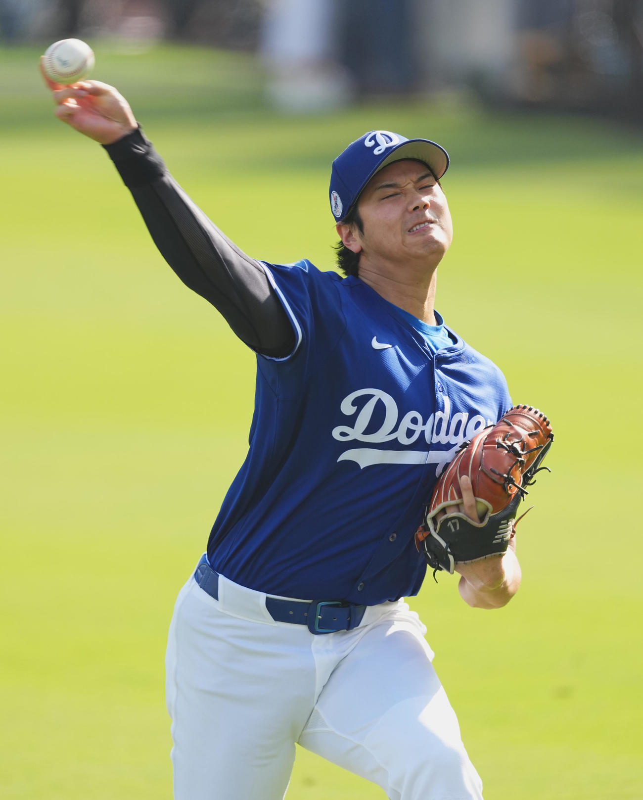 ワールドシリーズ第3戦、試合前、キャッチボールで調整するドジャース大谷（撮影・菅敏）