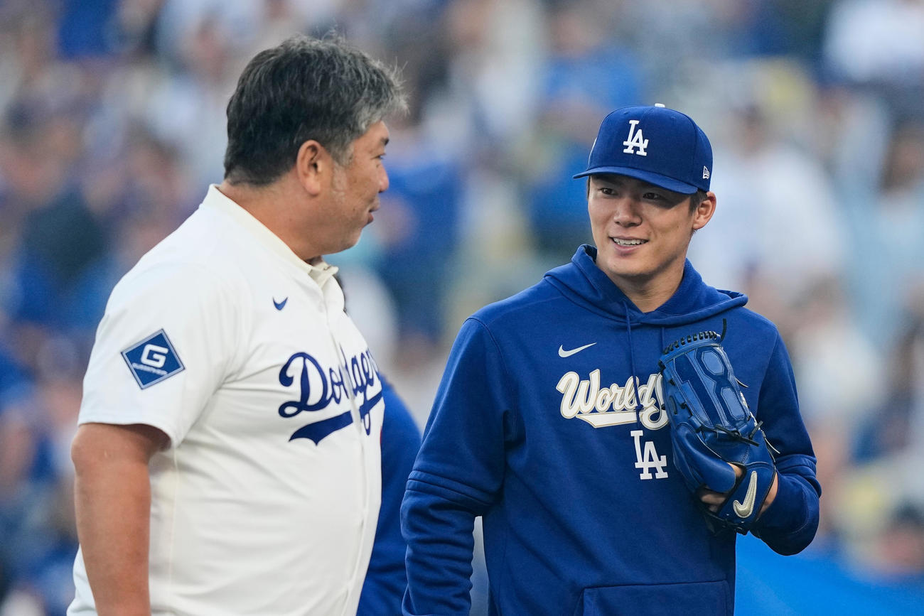 ドジャースタジアムで行われたワールドシリーズ第3戦の始球式に登板した野茂英雄氏（左）は捕手を務めた山本由伸と言葉をかわす（AP）