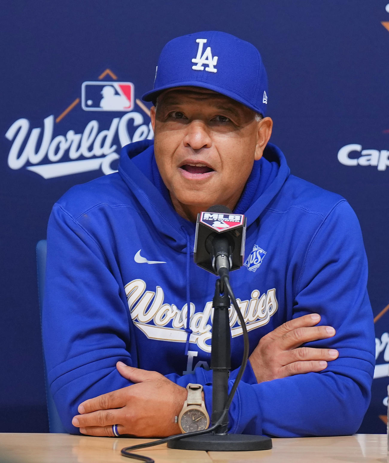 ワールドシリーズ第3戦前日練習　会見で記者の質問に答えるドジャース・ロバーツ監督（撮影・菅敏）