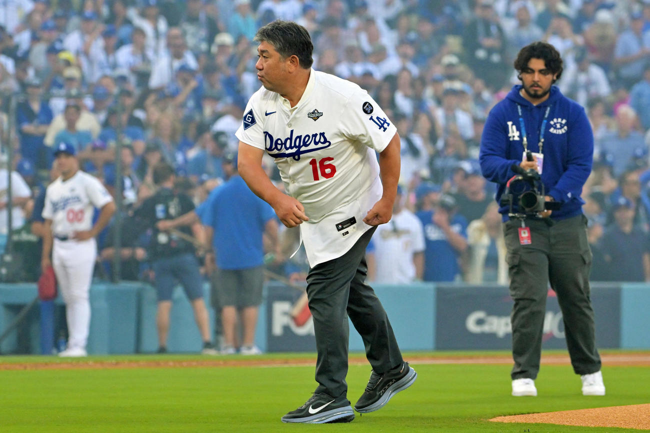 ドジャースタジアムで行われたワールドシリーズ第3戦の始球式に登板した野茂英雄氏（ロイター）