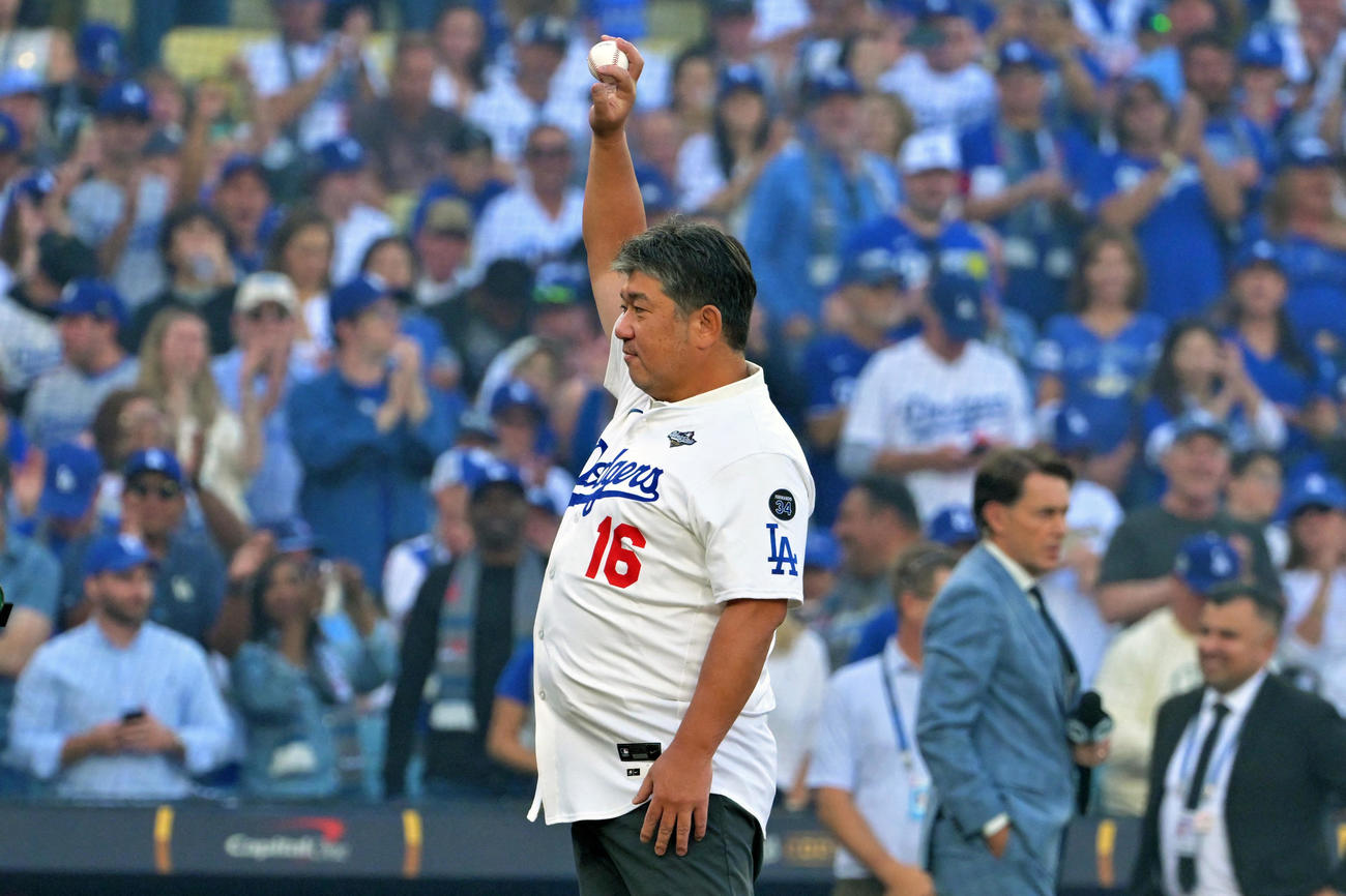 ドジャースタジアムで行われたワールドシリーズ第3戦の始球式に登板し、観衆の大声援を受ける野茂英雄氏（ロイター）