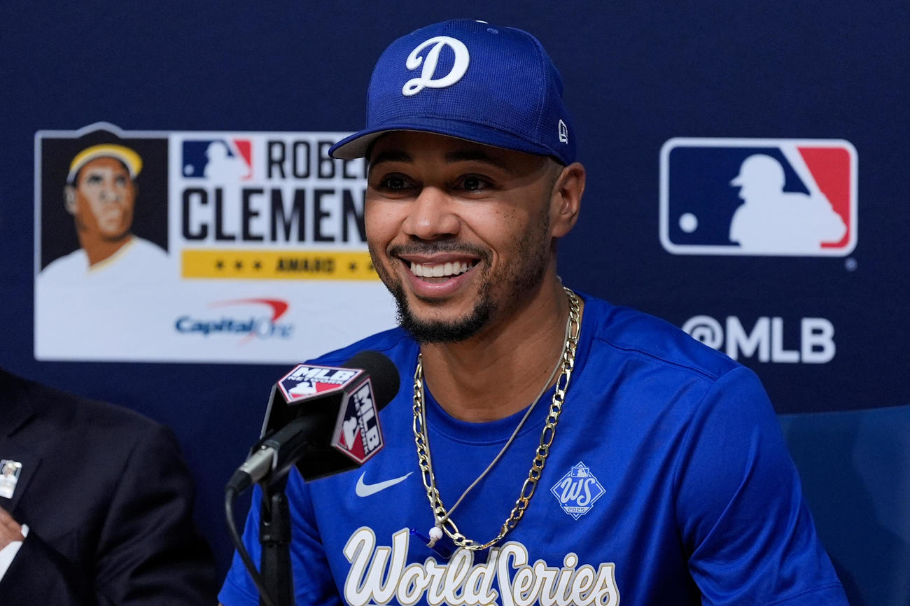 ロベルト・クレメンテ賞を受賞し会見で笑顔のベッツ（AP）