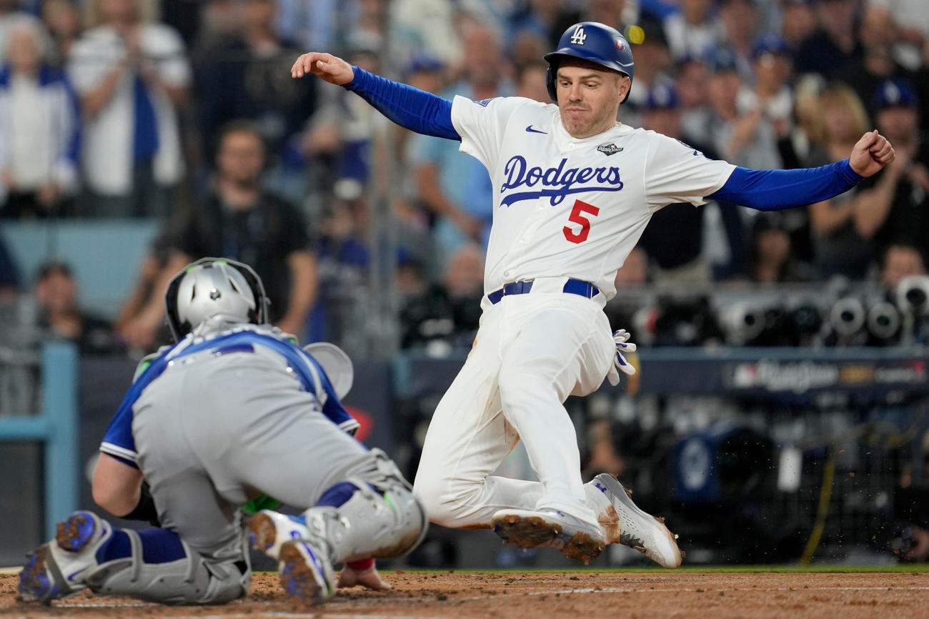 ドジャースのフリーマンはブルージェイズ戦３回に本塁突入を試みたが惜しくもアウトに（AP)
