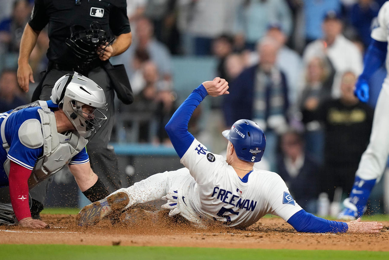ドジャースのフリーマンはブルージェイズ戦３回に本塁突入を試みたが惜しくもアウトに（AP)