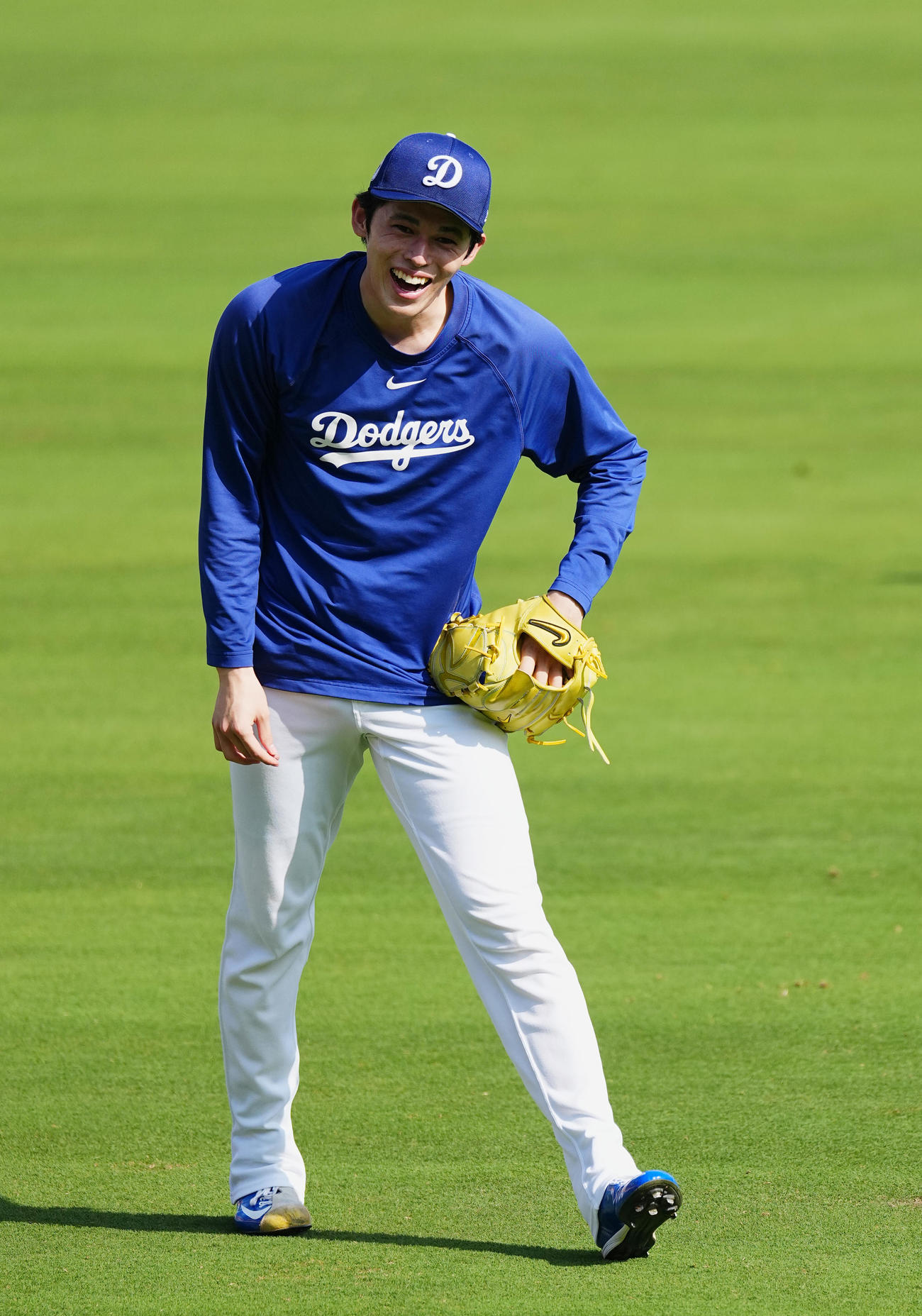 ワールドシリーズ第3戦、試合前、笑顔で練習をするドジャース佐々木（撮影・菅敏）