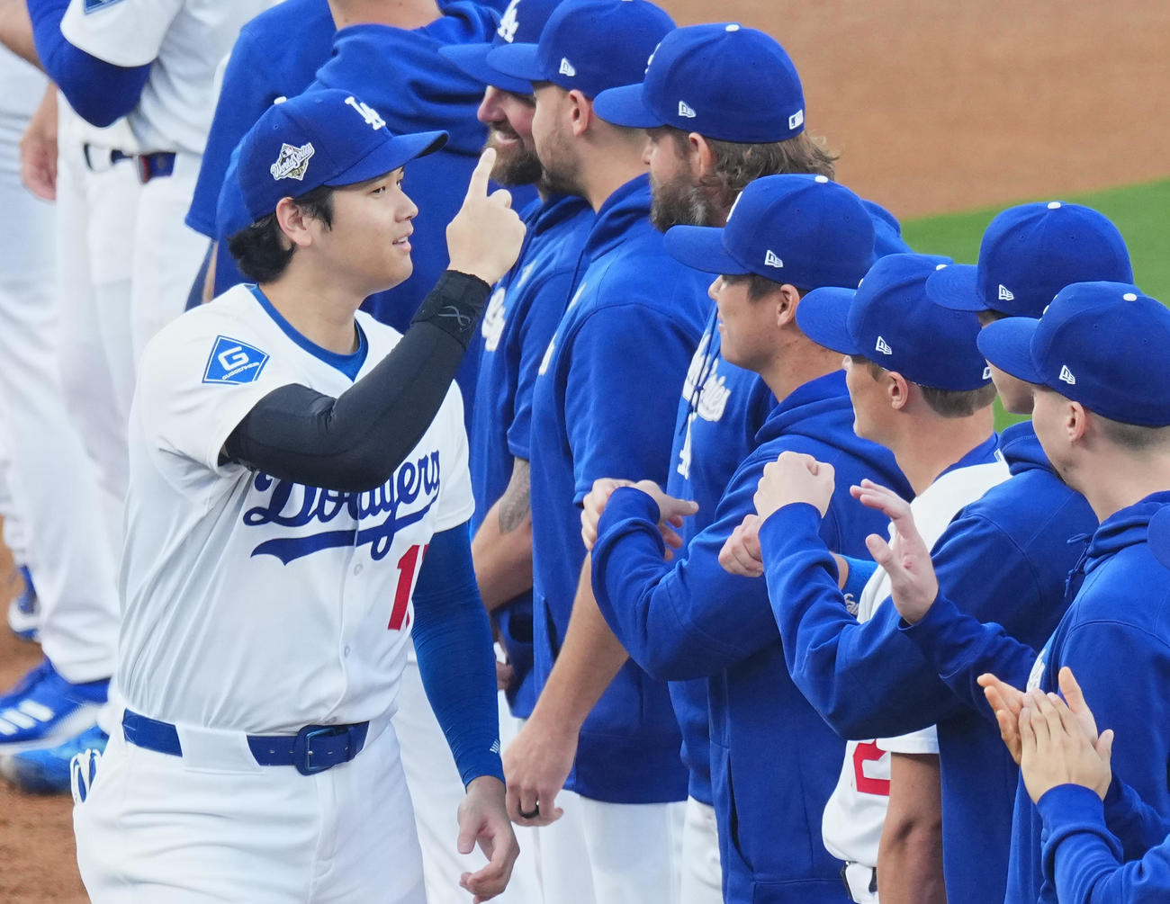 ワールドシリーズ第3戦、ドジャース対ブルージェイズ　試合前のセレモニーに登場し、山本（右から4人目）に向かってポーズをとるドジャース大谷（撮影・菅敏）