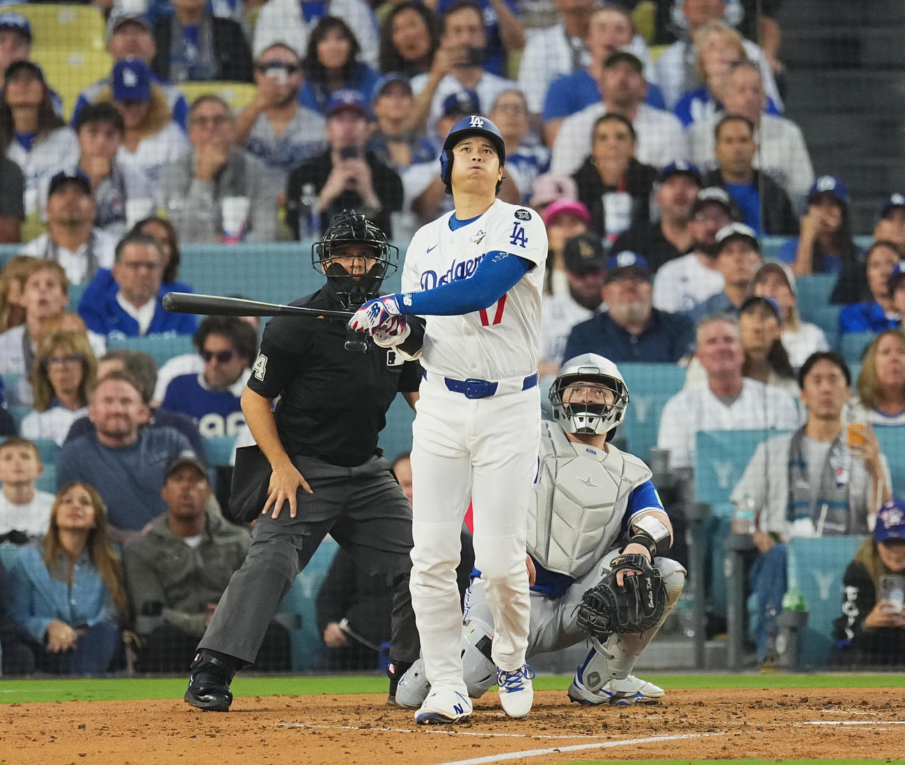 ドジャース対ブルージェイズ　3回裏ドジャース1死、右越えにソロ本塁打を放つ大谷（撮影・菅敏）