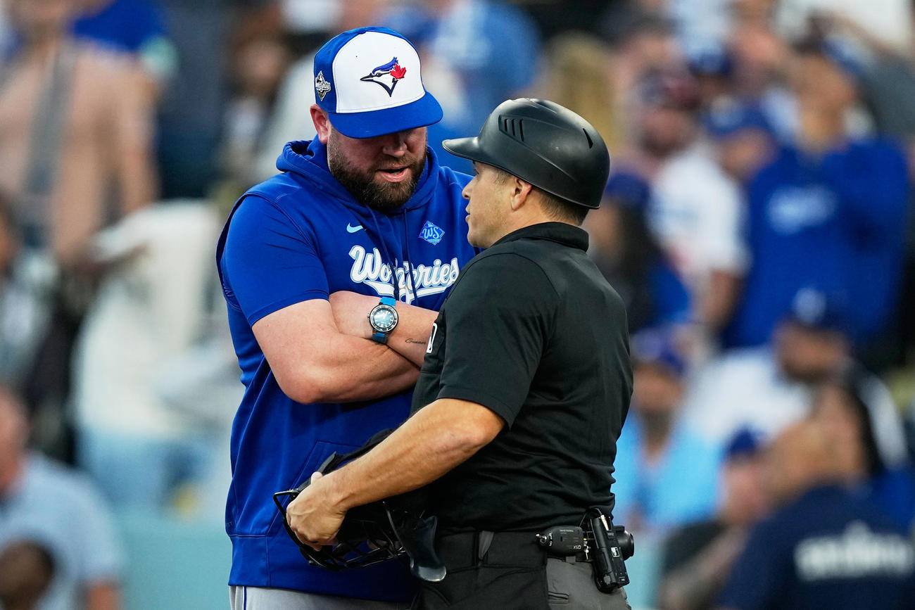 2回、ブルージェイズ・ビシェットがタッチアウトになり、抗議するシュナイダー監督（AP）