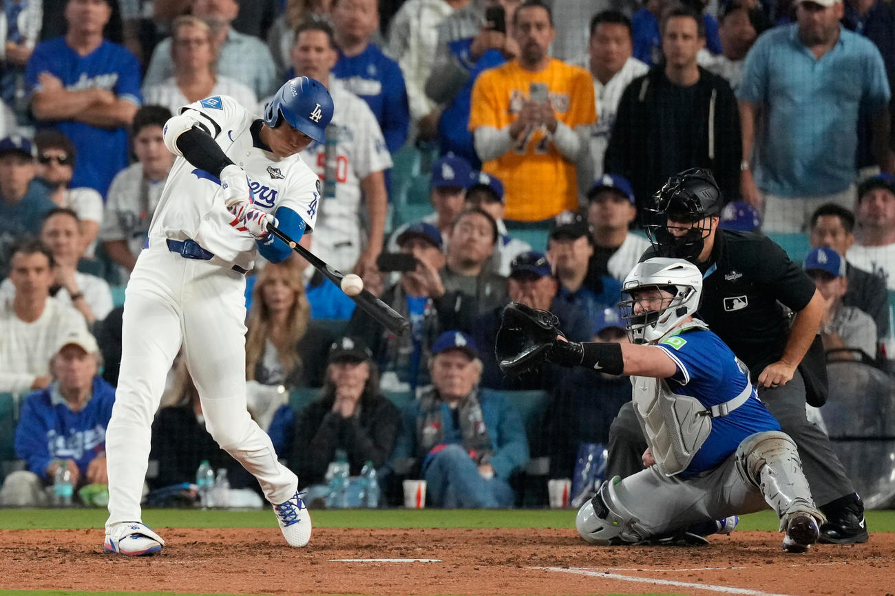 ワールドシリーズ第3戦、5回に適時二塁打を放つ大谷翔平（AP）