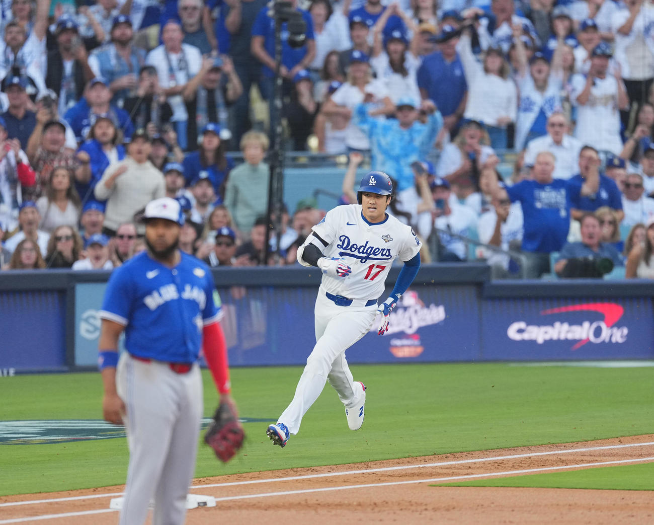 ドジャース対ブルージェイズ　1回裏ドジャース無死、右二塁打を放ち、一塁を駆け回る大谷（撮影・菅敏）