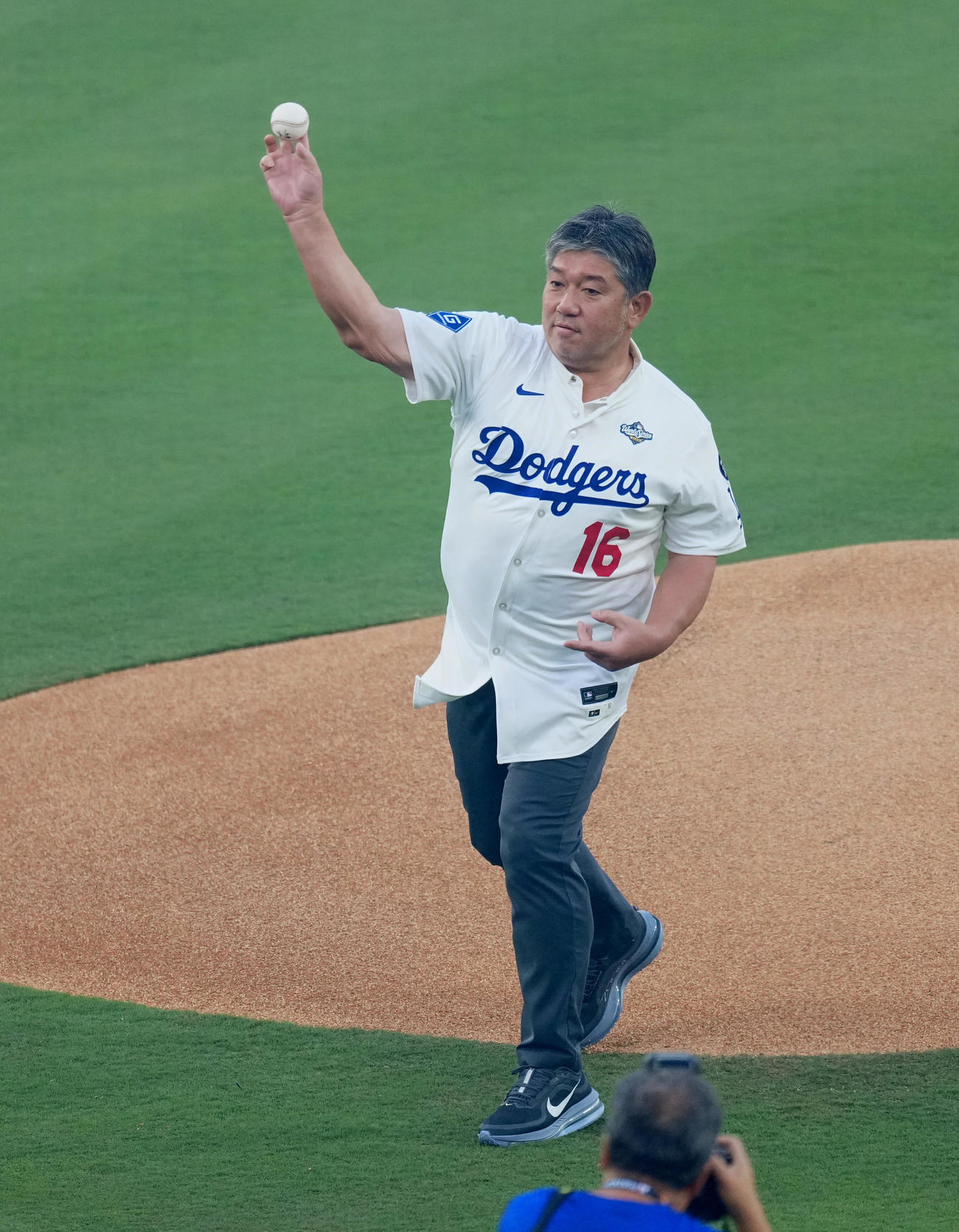 ワールドシリーズ第3戦、ドジャース対ブルージェイズ　始球式を務める野茂氏（撮影・菅敏）