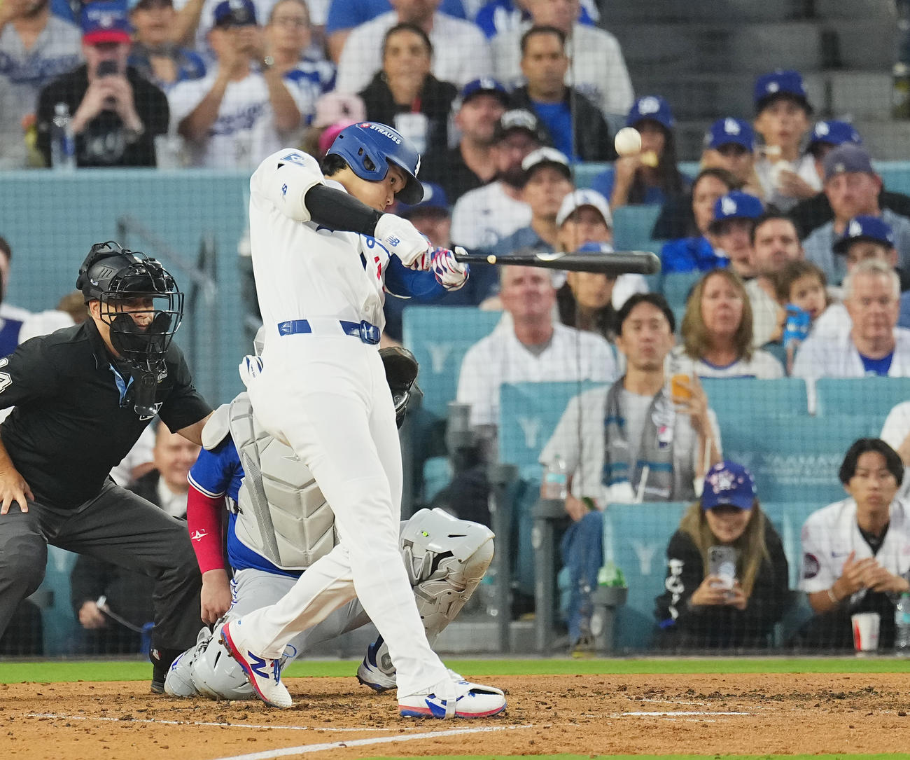 ドジャース対ブルージェイズ　3回裏ドジャース1死、右越えにソロ本塁打を放つ大谷（撮影・菅敏）
