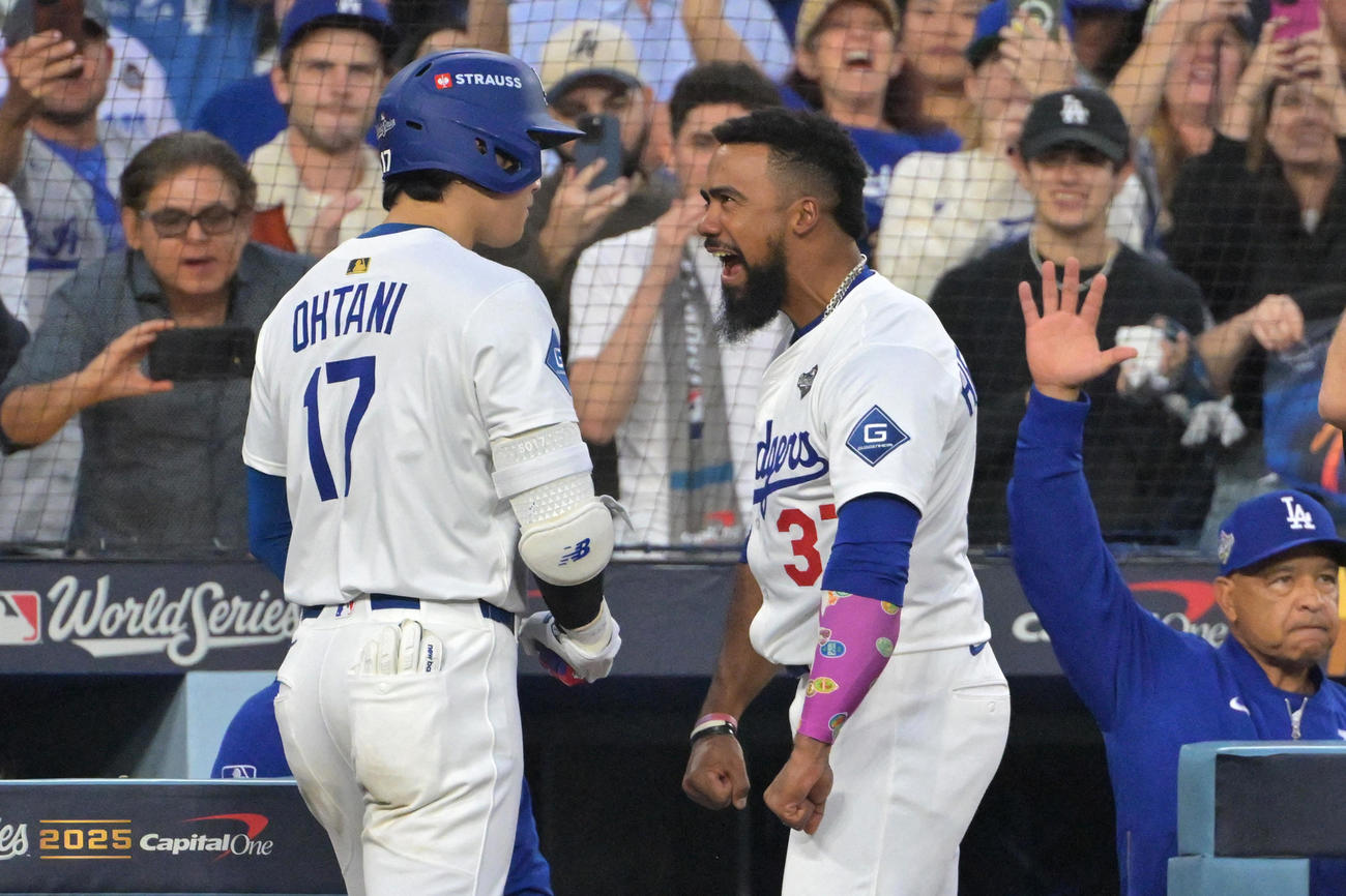 ブルージェイズ戦３回にソロ本塁打を放ったドジャース大谷翔平（左）は同僚テオスカー・ヘルナンデスと喜び合う（ロイター）