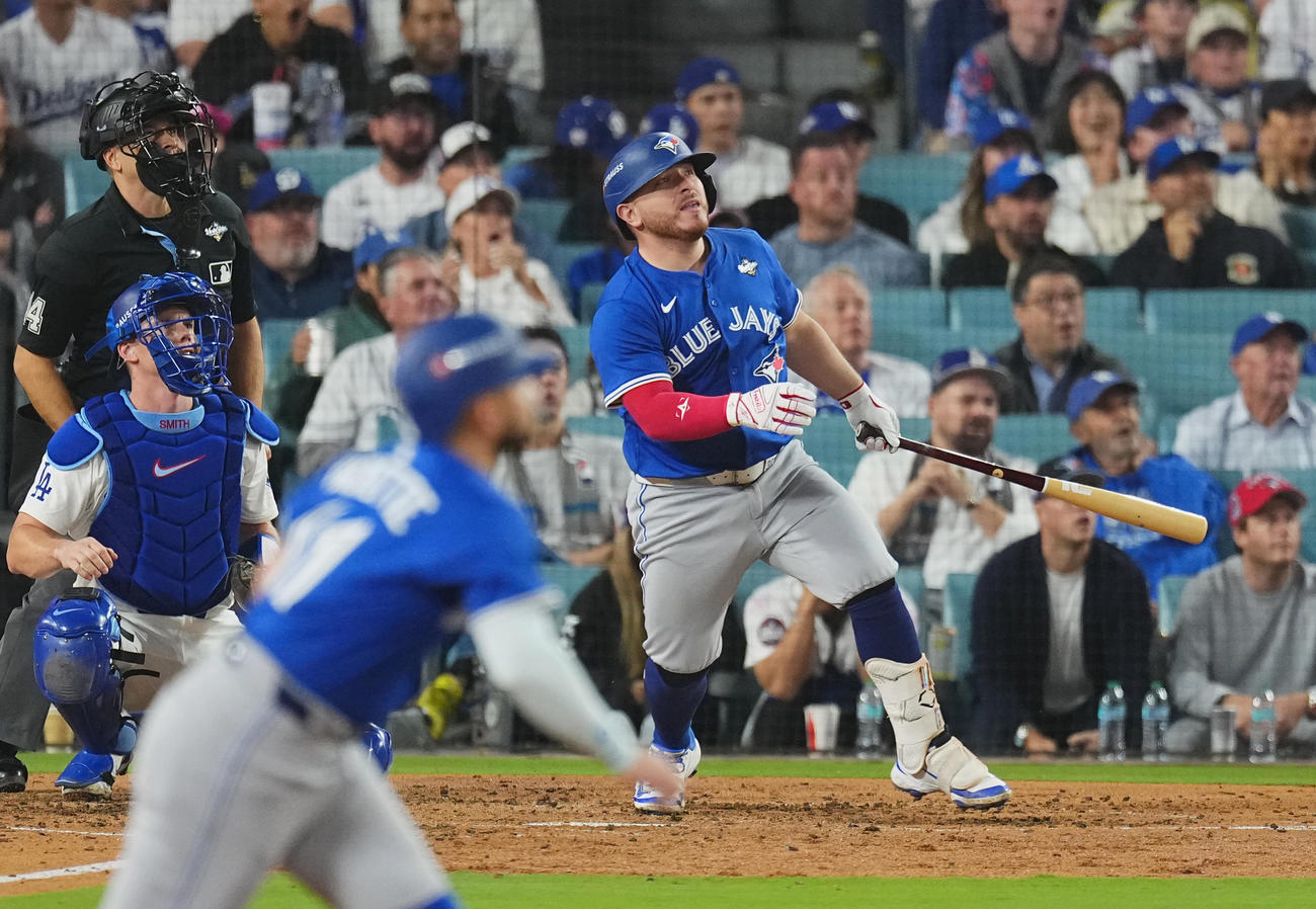 ドジャース対ブルージェイズ　4回表ブルージェイズ1死一、三塁、中越えに3点本塁打を放つアカーク（撮影・菅敏）