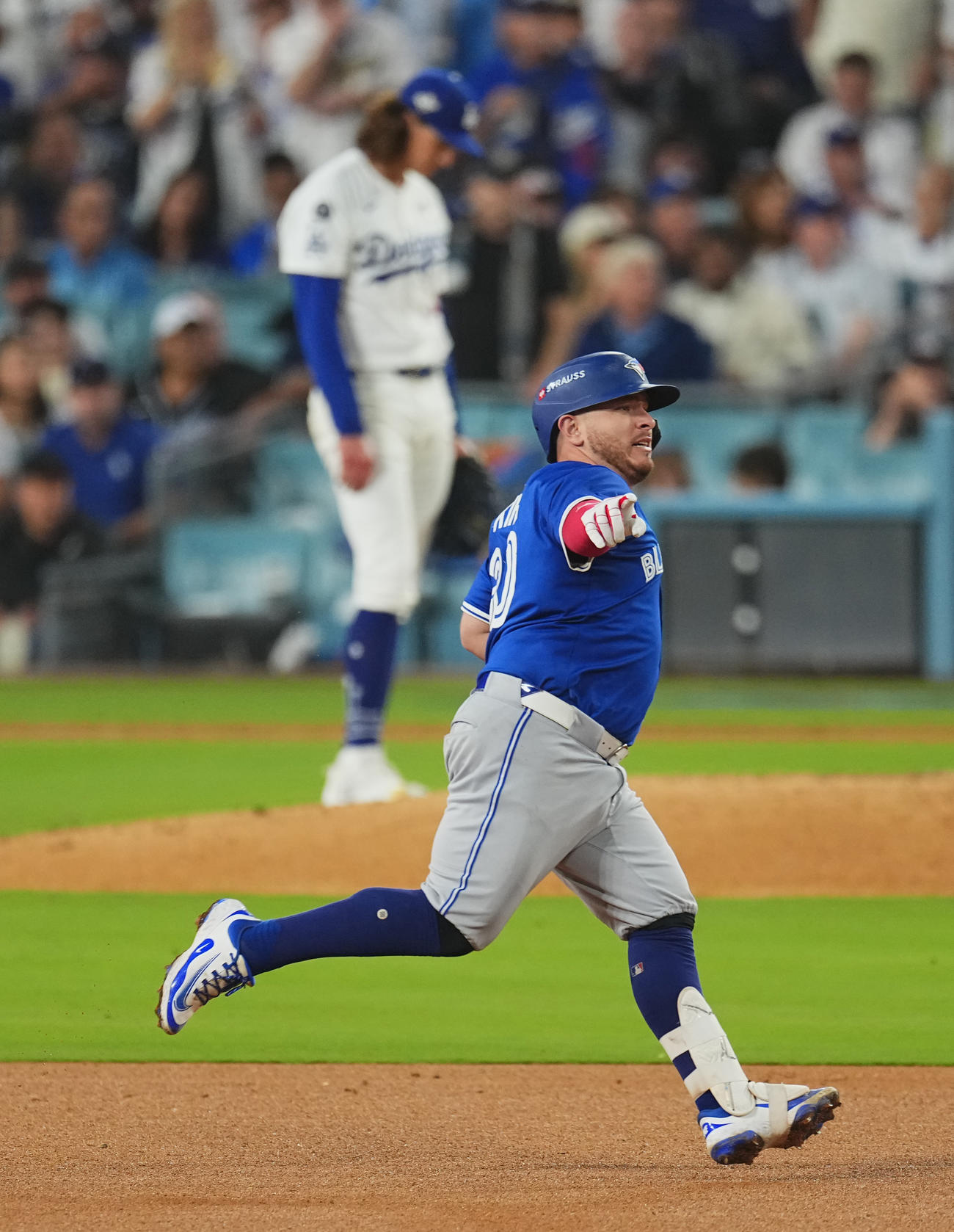 ドジャース対ブルージェイズ　4回表ブルージェイズ1死一、三塁、中越えに3点本塁打を放ち、ポーズをとるカーク。後方は肩を落とすタイラー・グラスノー（撮影・菅敏）