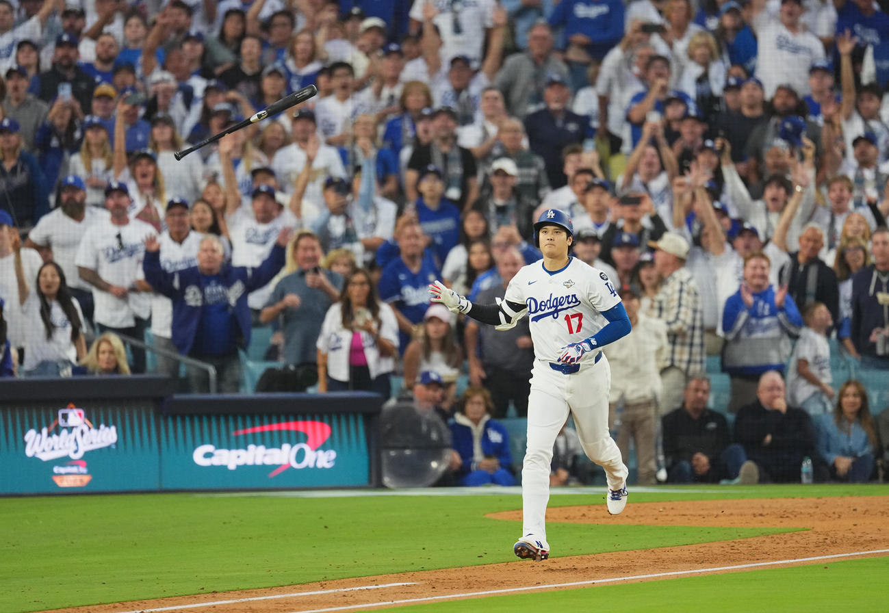 ドジャース対ブルージェイズ　3回裏ドジャース1死、右越えにソロ本塁打を放つ大谷（撮影・菅敏）
