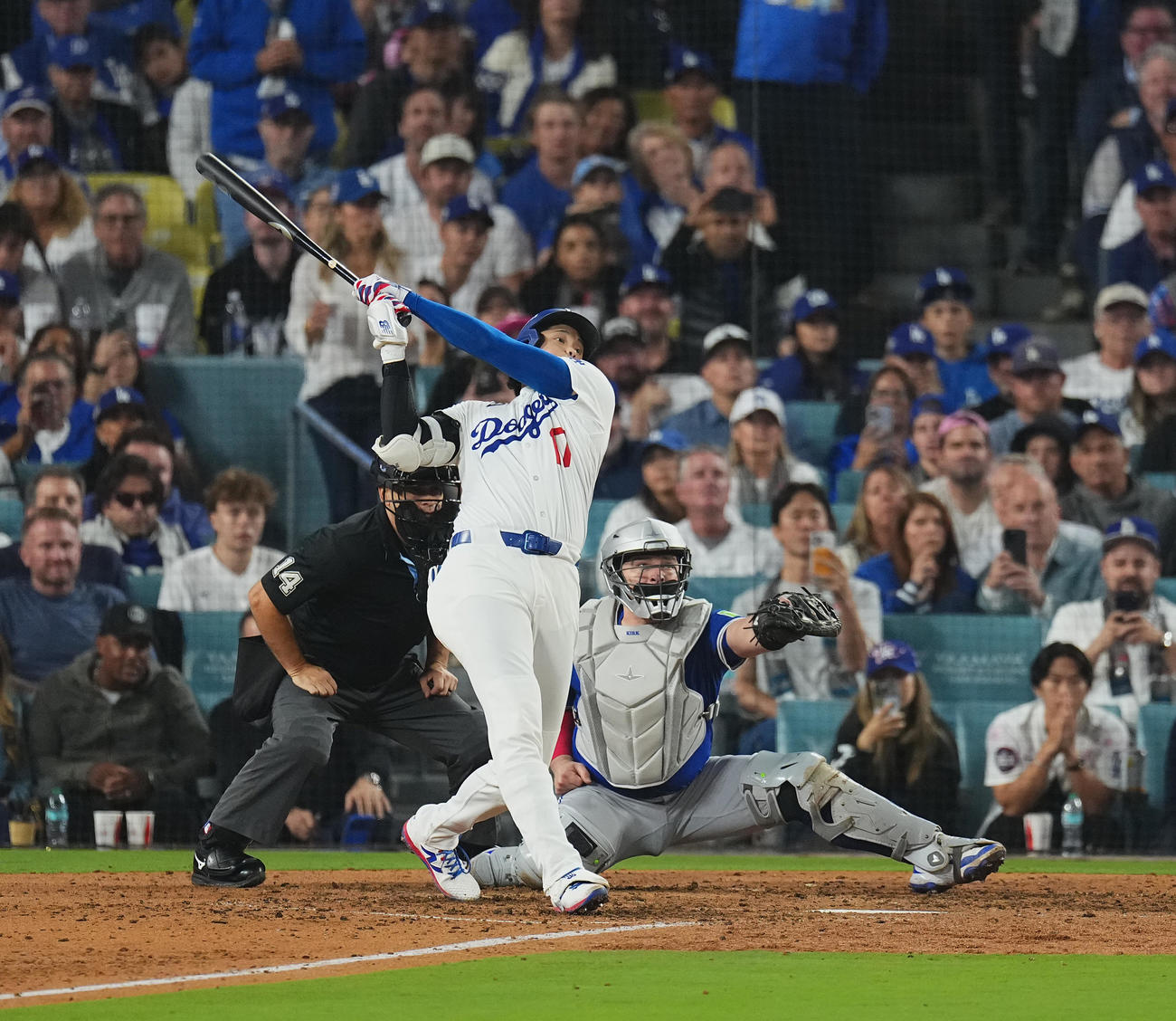 ドジャース対ブルージェイズ　5回裏ドジャース1死一塁、適時二塁打を放つ大谷（撮影・菅敏）