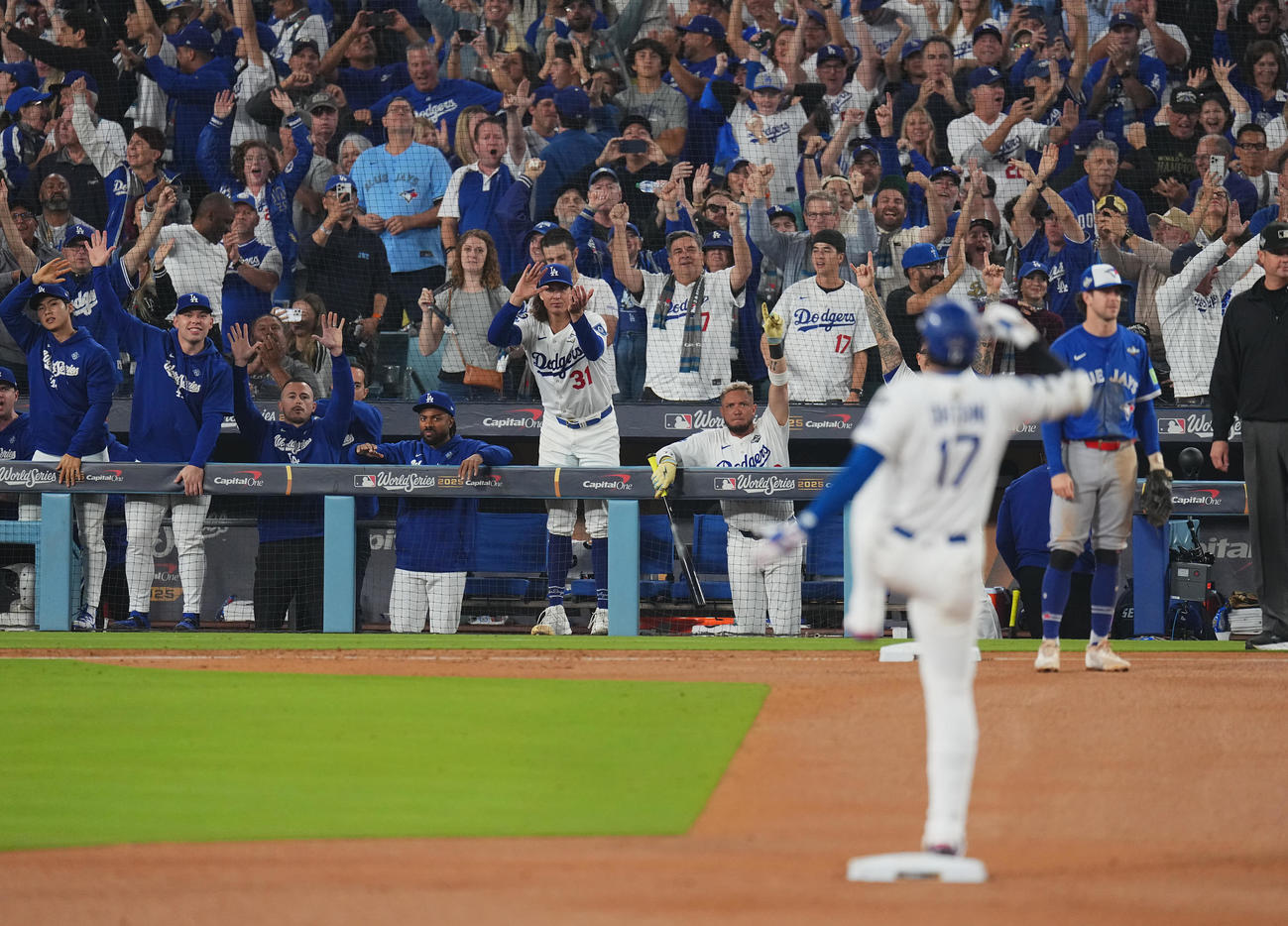 ドジャース対ブルージェイズ　5回裏ドジャース1死一塁、適時二塁打を放ち、ベンチをあおる大谷（手前）（撮影・菅敏）