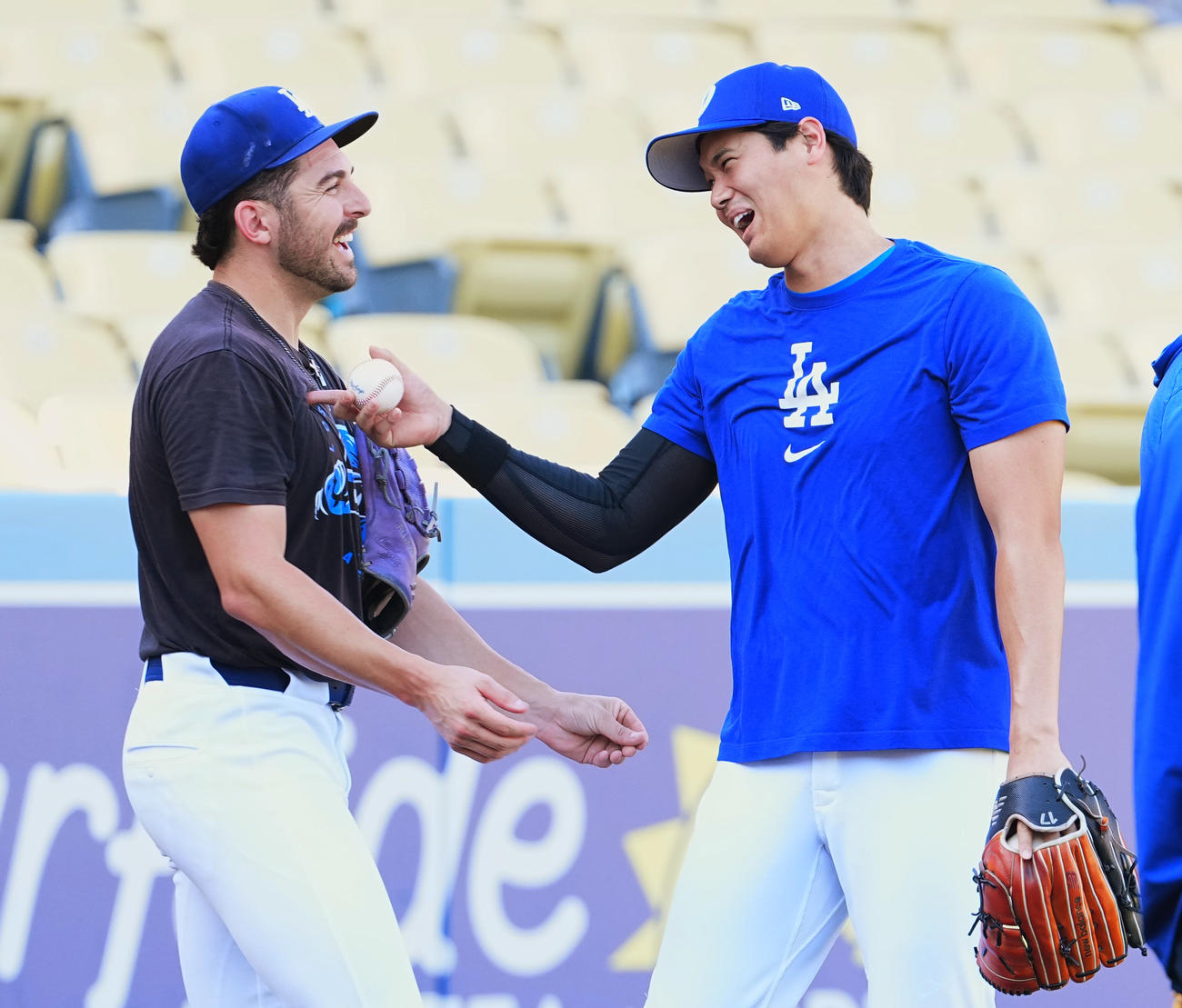 ベシア（左）と談笑するドジャース大谷（2025年9月）