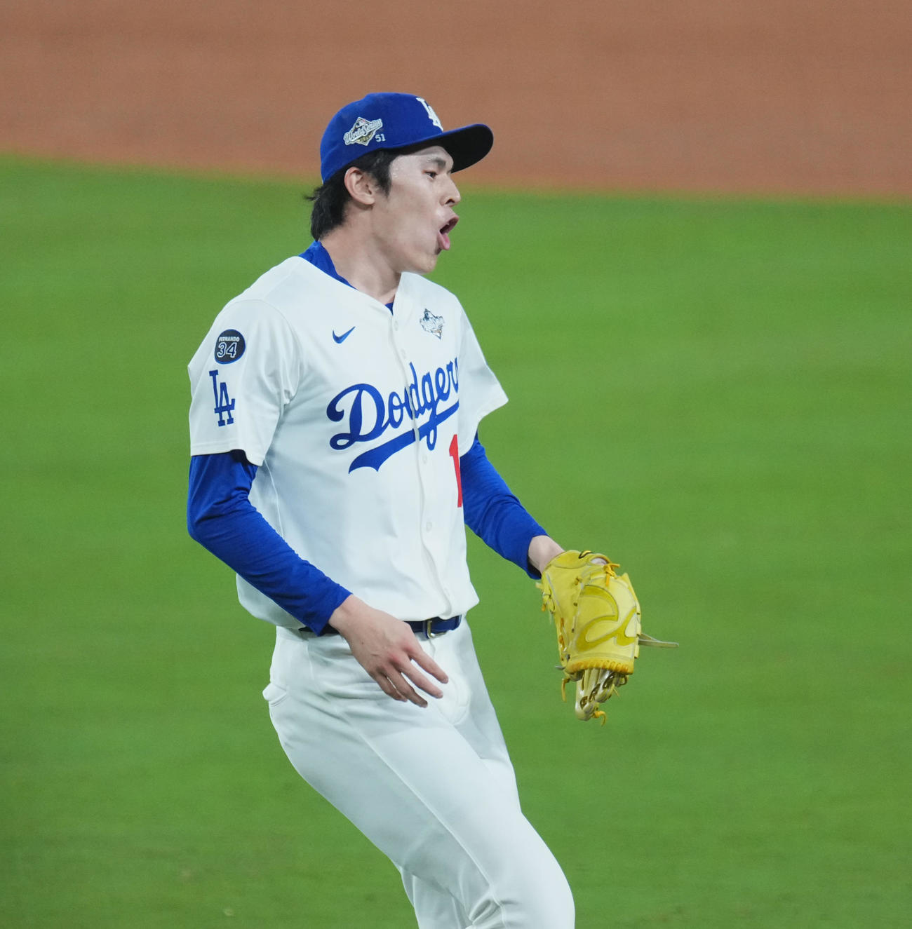 ドジャース対ブルージェイズ　8回表ブルージェイズ2死二、三塁、ルークスを投ゴロに仕留め、驚いた表情を見せる佐々木（撮影・菅敏）