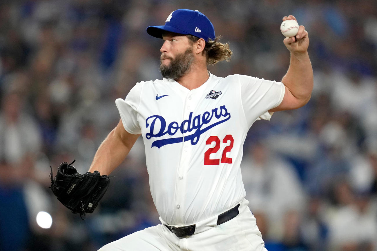 ワールドシリーズ第3戦、延長戦で力投するカーショー（AP）