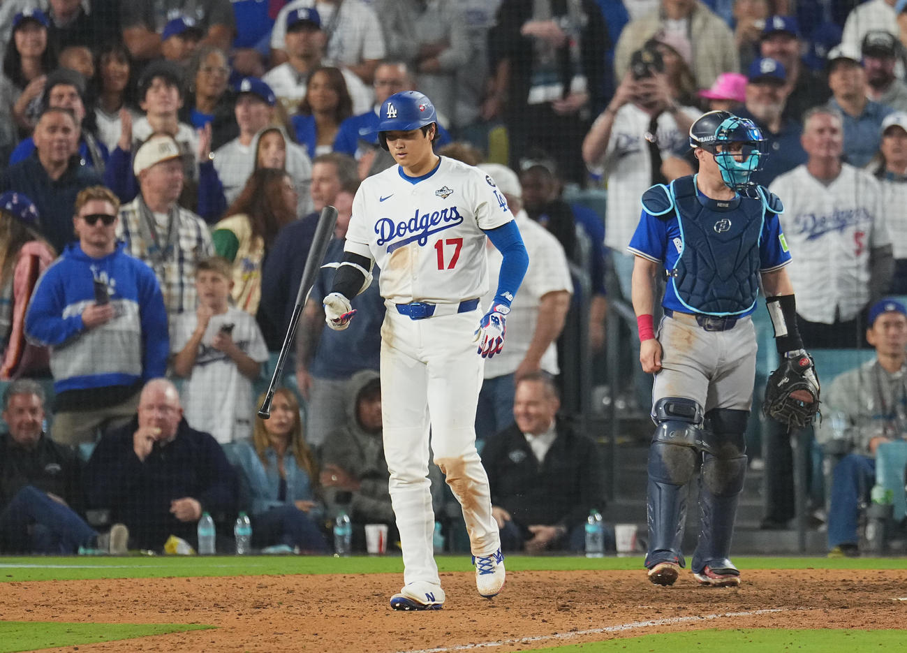 ドジャース対ブルージェイズ　15回ドジャース1死、申告敬遠される大谷（撮影・菅敏）