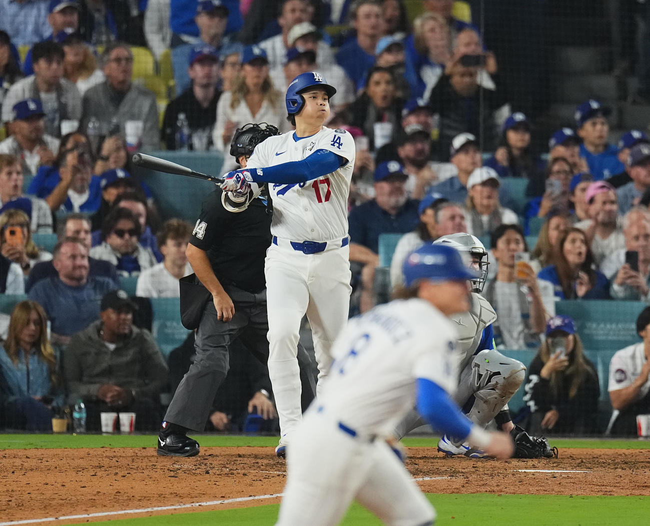 ドジャース対ブルージェイズ　5回裏ドジャース1死一塁、適時二塁打を放つ大谷（撮影・菅敏）