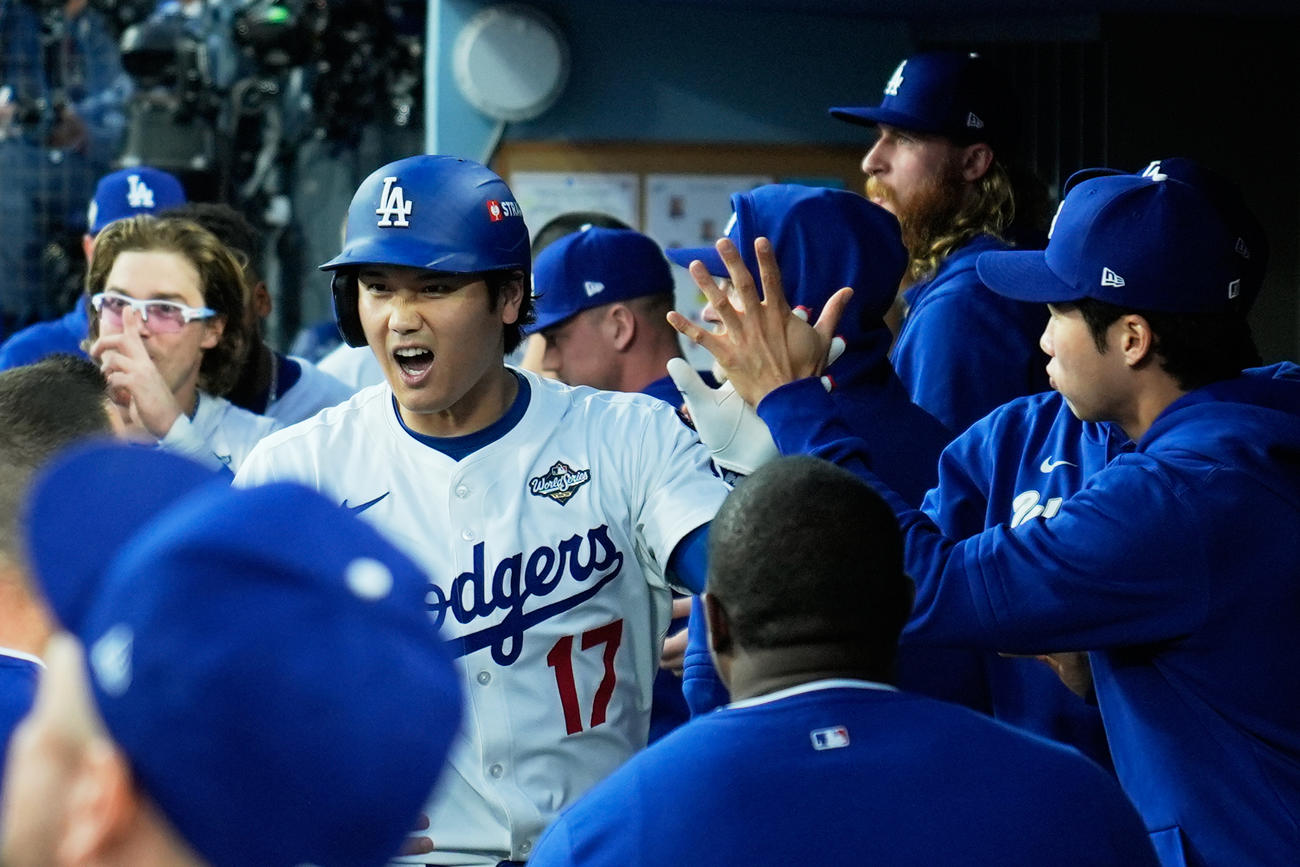 ブルージェイズ戦３回にソロ本塁打を放ったドジャース大谷翔平はベンチに戻ると同僚と喜びを分かち合った（AP)