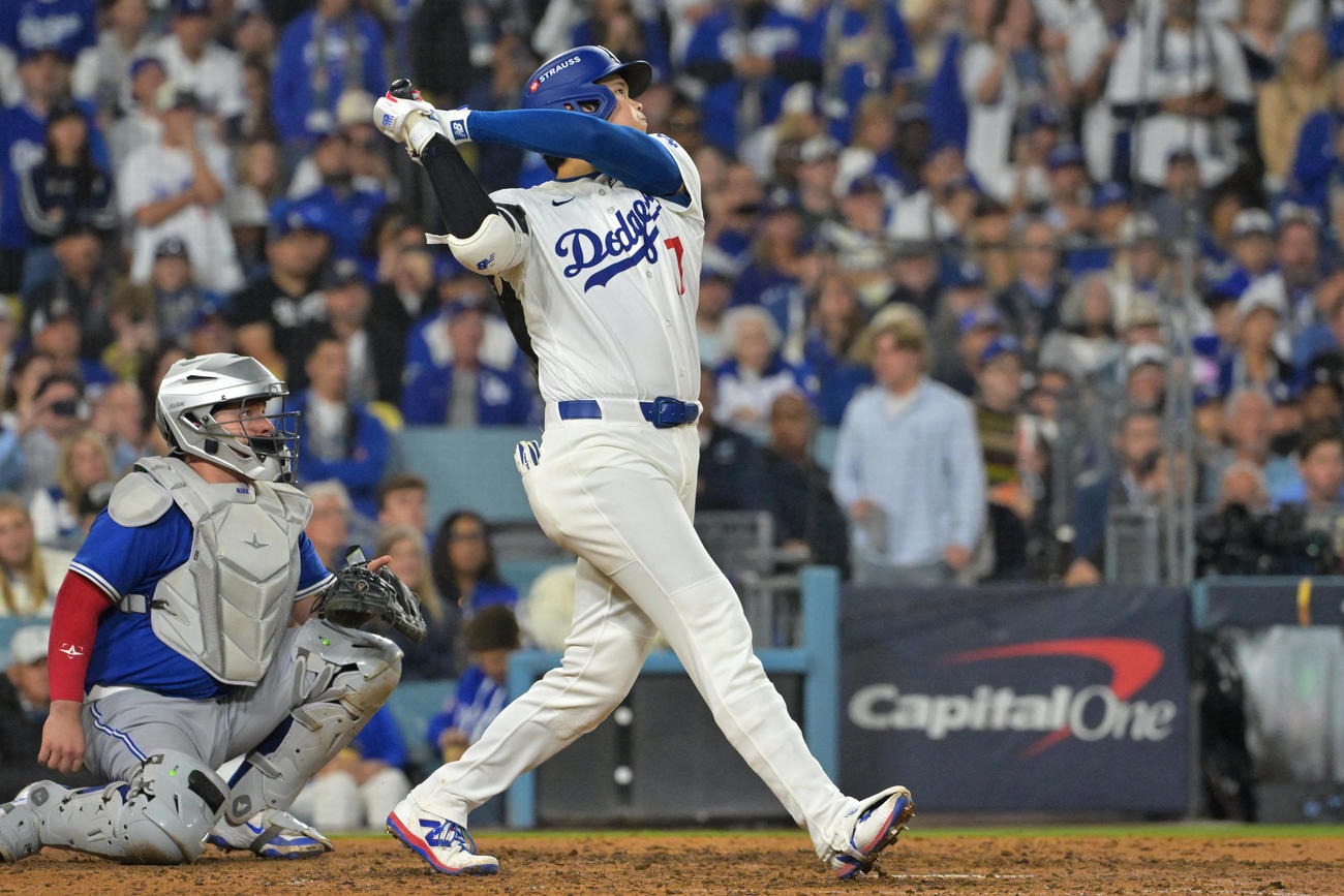 ワールドシリーズ第3戦　7回にこの試合2本目となるソロ本塁打を放つドジャース大谷翔平（AP）