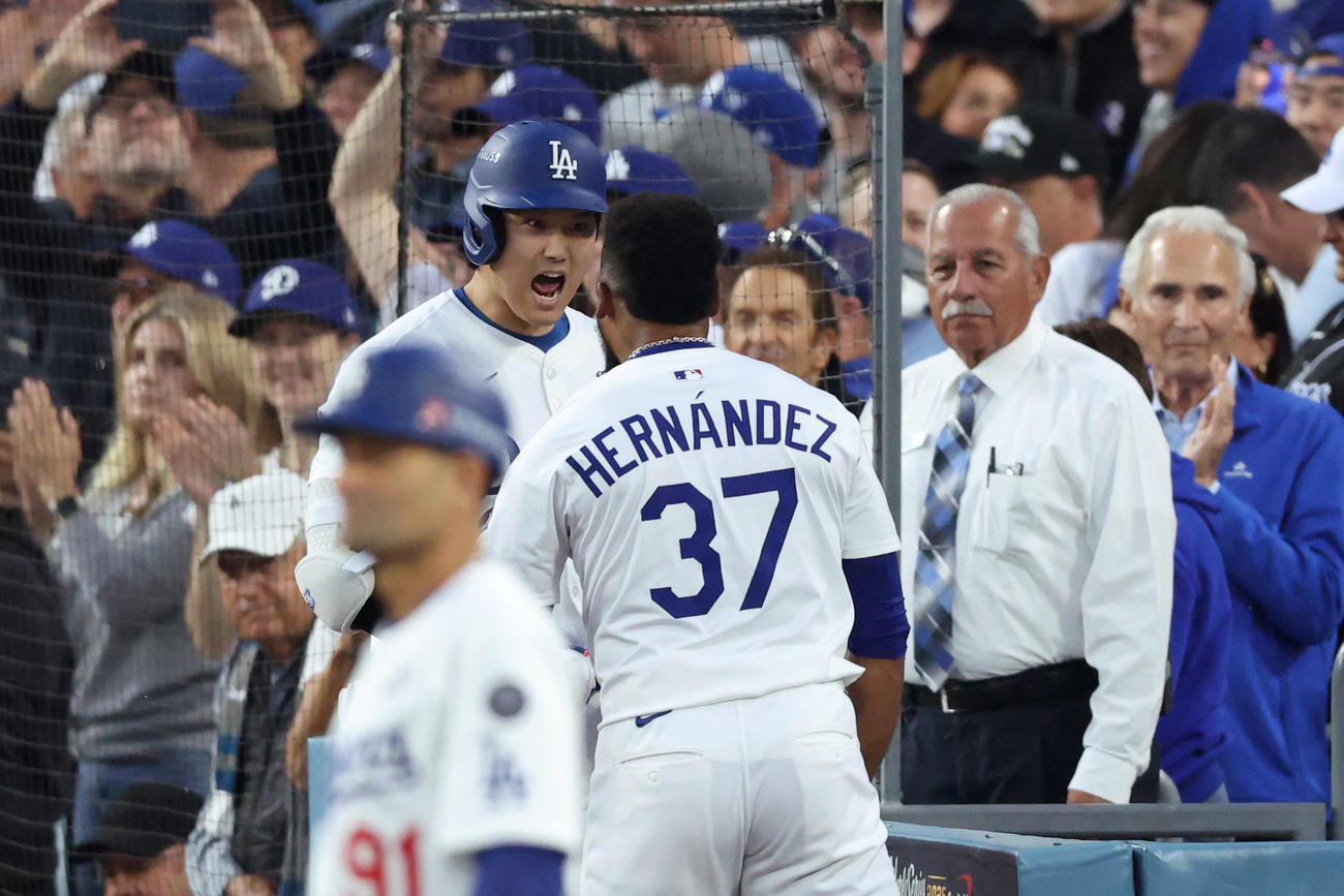 ドジャース大谷翔平はブルージェイズ戦３回にソロ本塁打を放ってベンチに戻るとテオスカー・ヘルナンデスを相手に叫び合った（ロイター）