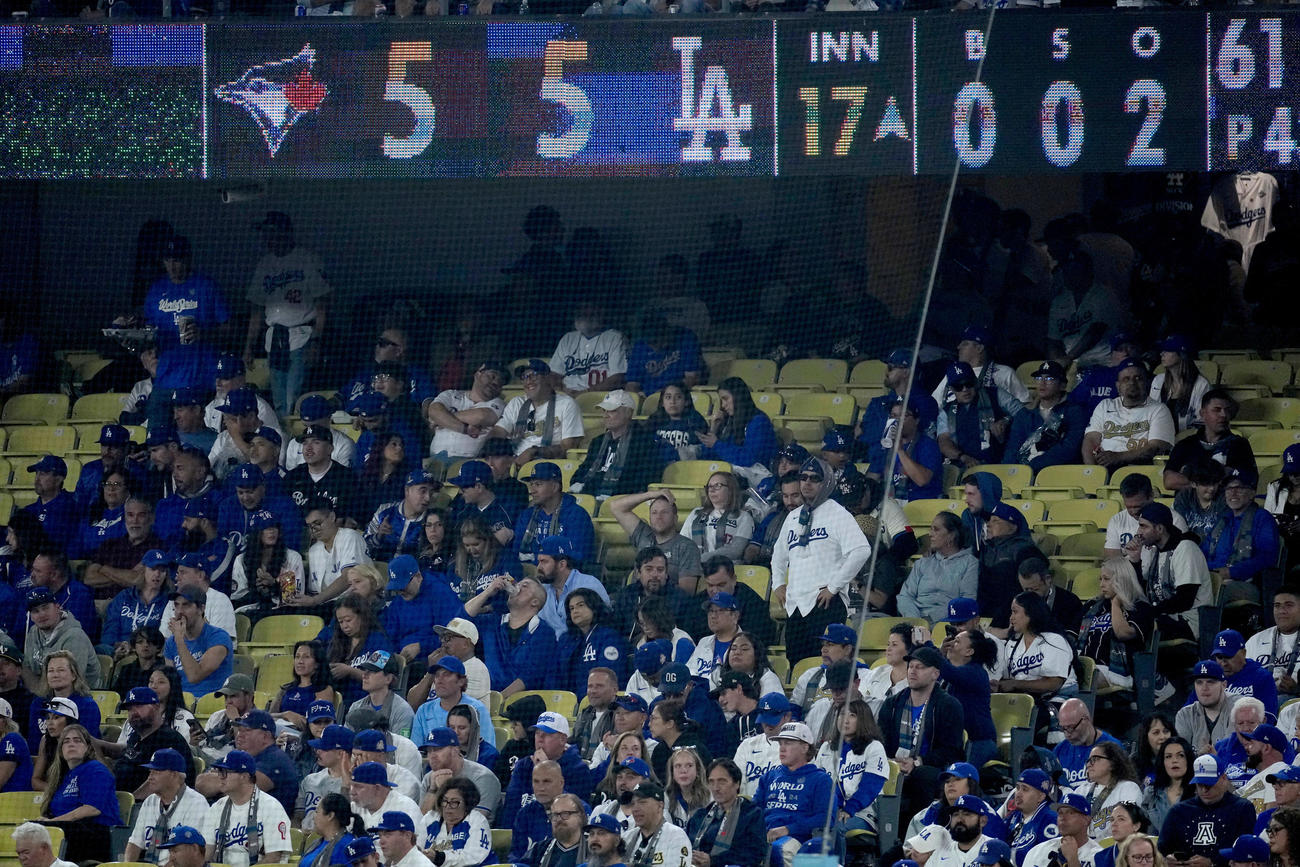 延長17回に突入した試合を見つめる観衆（AP）
