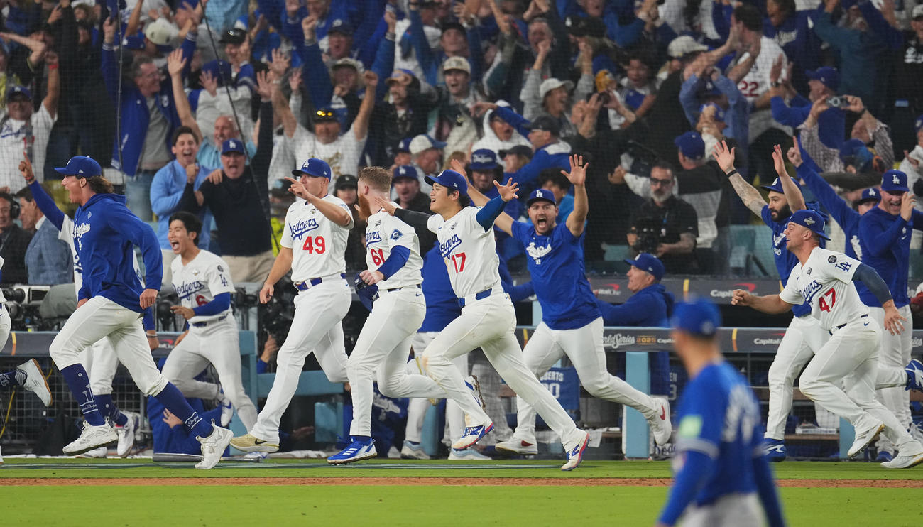 ドジャース対ブルージェイズ　18回裏ドジャース無死、フレディ・フリーマンのサヨナラの本塁打で勝利し、喜びを爆発させる大谷（中央）（撮影・菅敏）
