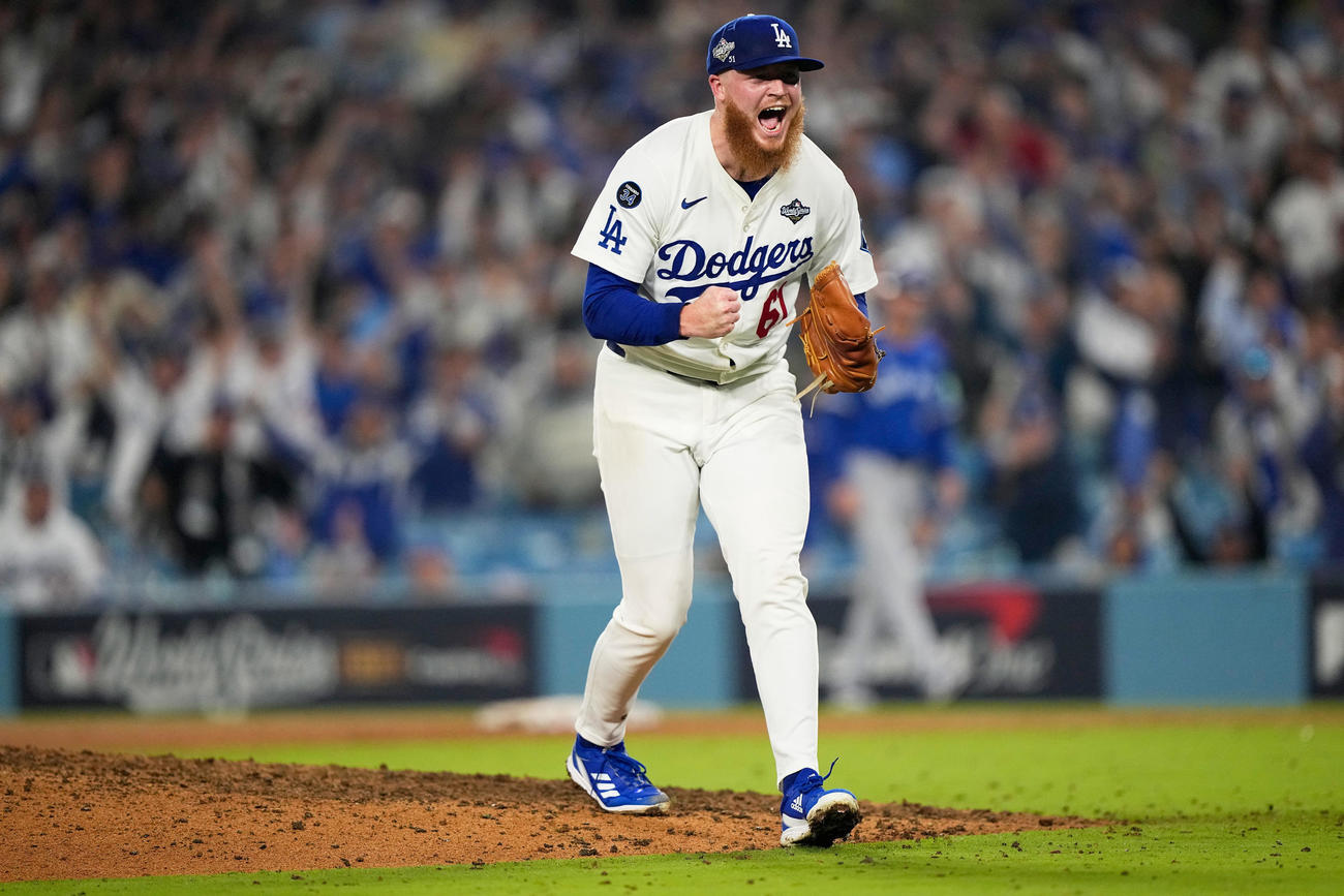 ドジャースのクラインは延長16回を抑え雄たけびを上げる（AP）