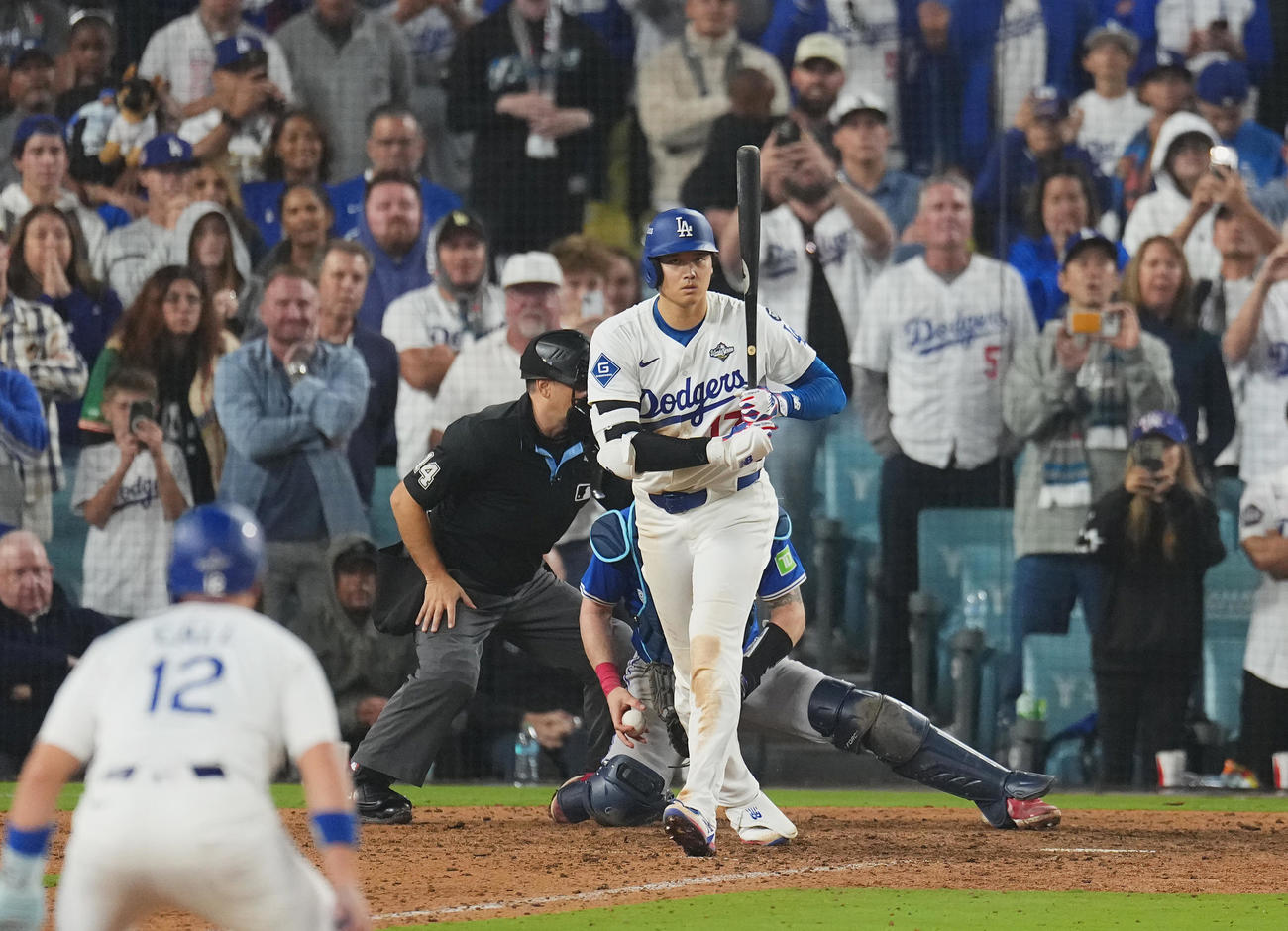 ドジャース対ブルージェイズ　17回裏ドジャース2死一塁、四球を選ぶ大谷（撮影・菅敏）