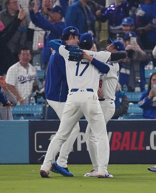 大谷翔平、中1日で準備の山本由伸へダッシュ＆ハグ 延長18回の死闘に