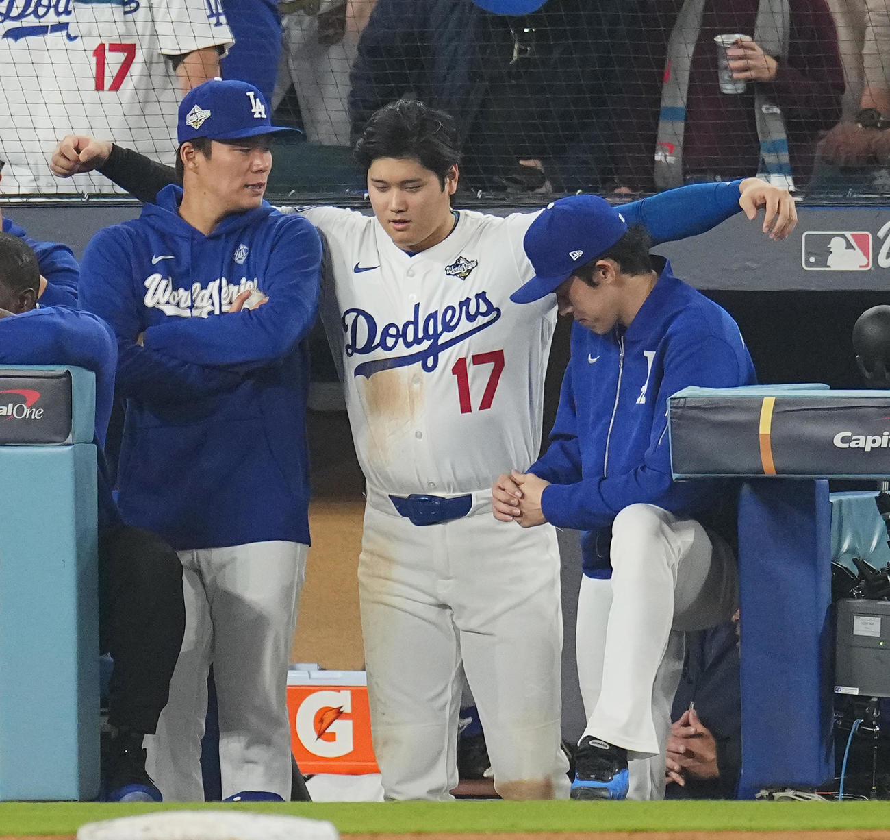 ドジャース対ブルージェイズ　12回、味方の攻撃を見守る、左から山本、大谷、佐々木（撮影・菅敏）