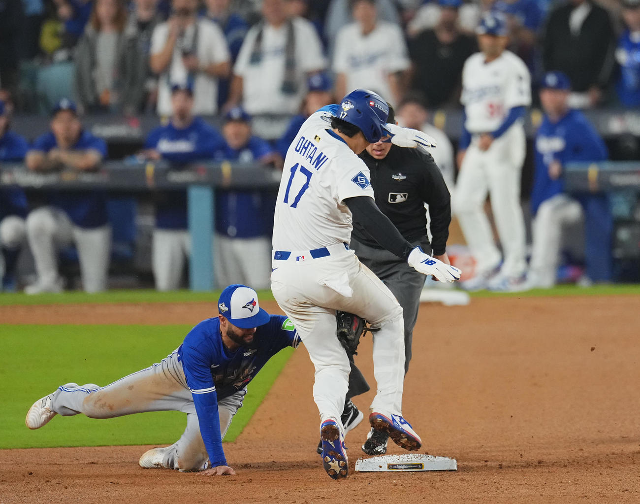ドジャース対ブルージェイズ　9回裏ドジャース1死一塁、二塁盗塁を狙うもアウトとなる大谷（撮影・菅敏）
