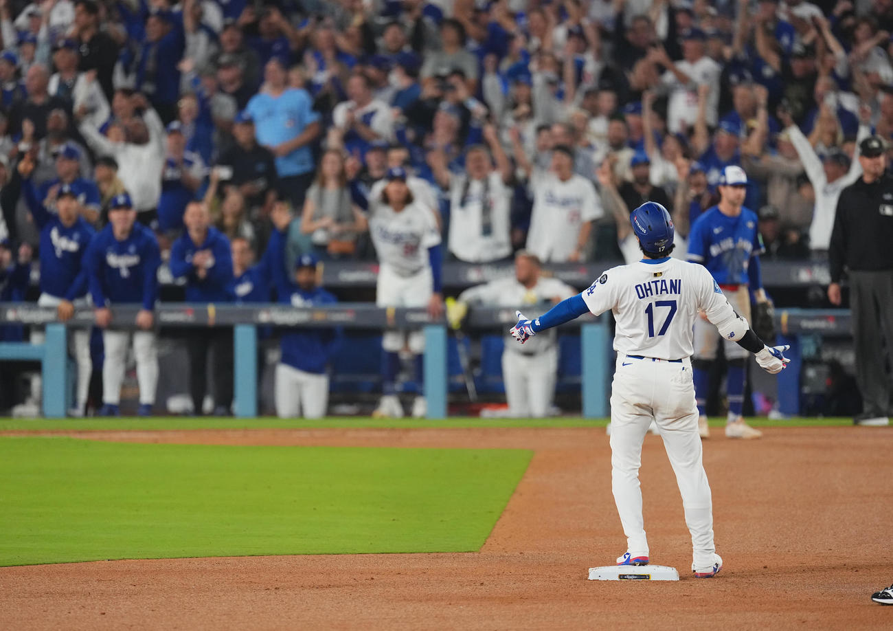 ドジャース対ブルージェイズ　5回裏ドジャース1死一塁、適時二塁打を放ち、ベンチに向かってポーズをとる大谷（撮影・菅敏）