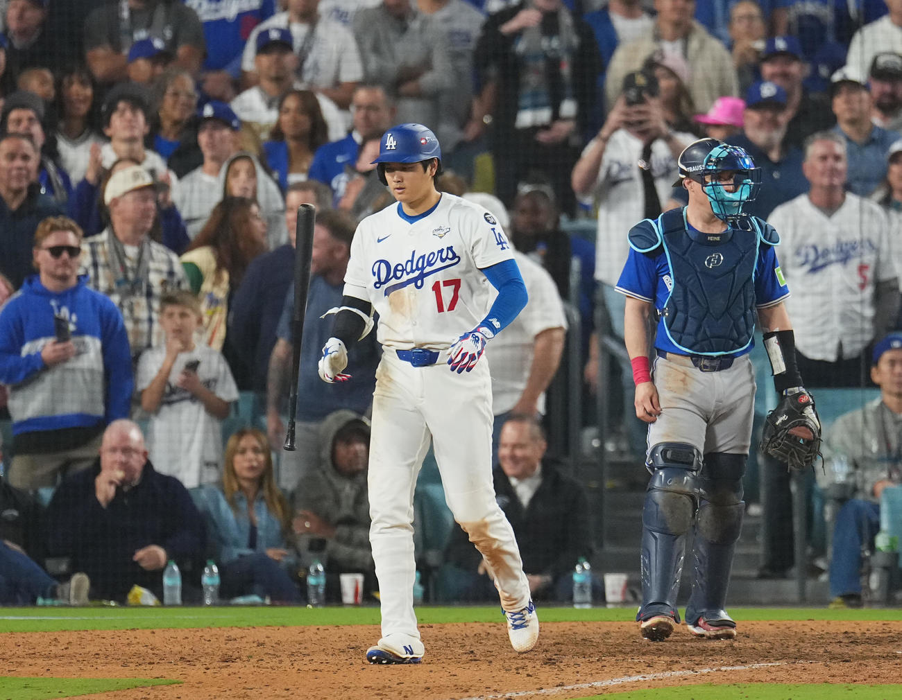 ドジャース対ブルージェイズ　15回ドジャース1死、申告敬遠される大谷（撮影・菅敏）