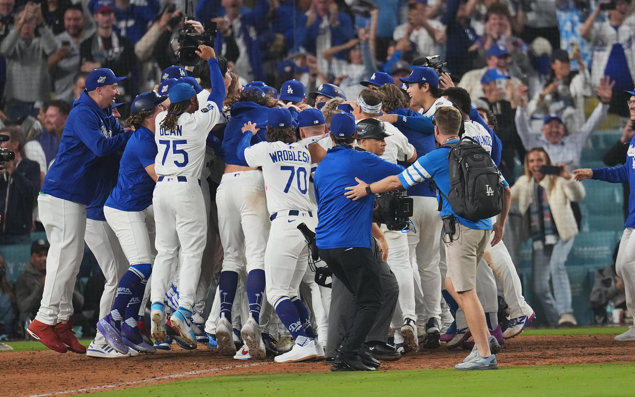 ドジャース対ブルージェイズ　18回裏ドジャース無死、フレディ・フリーマンのサヨナラの本塁打で勝利し、歓喜の輪で喜ぶ大谷（右端）（撮影・菅敏）