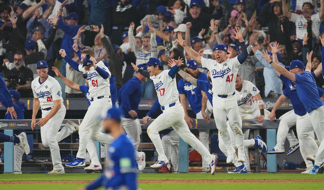 ドジャース対ブルージェイズ　18回裏ドジャース無死、フレディ・フリーマンのサヨナラの本塁打で勝利し、喜びを爆発させる大谷（中央）（撮影・菅敏）